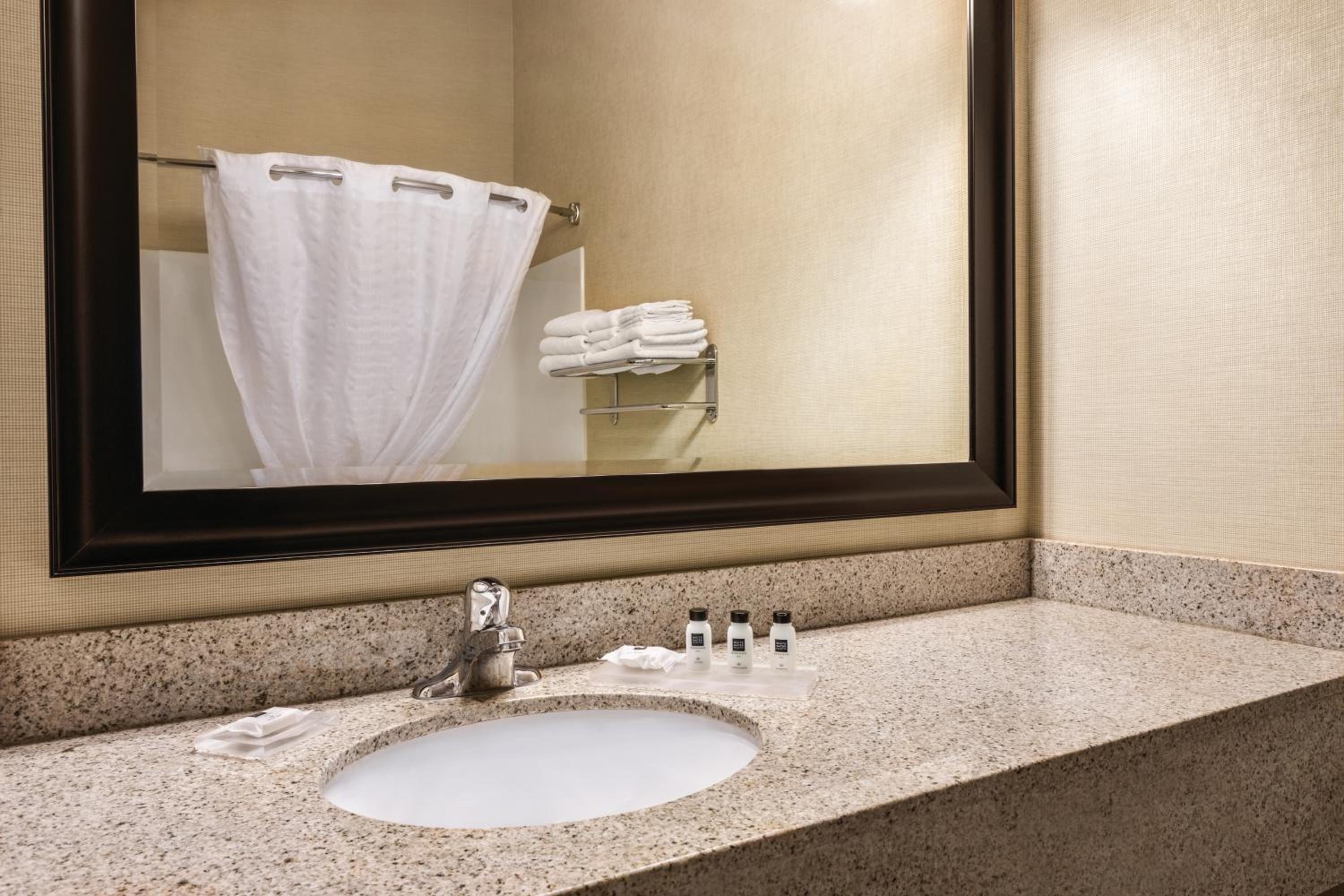 Whirlpool King Suite - Non-Smoking - Photo 4