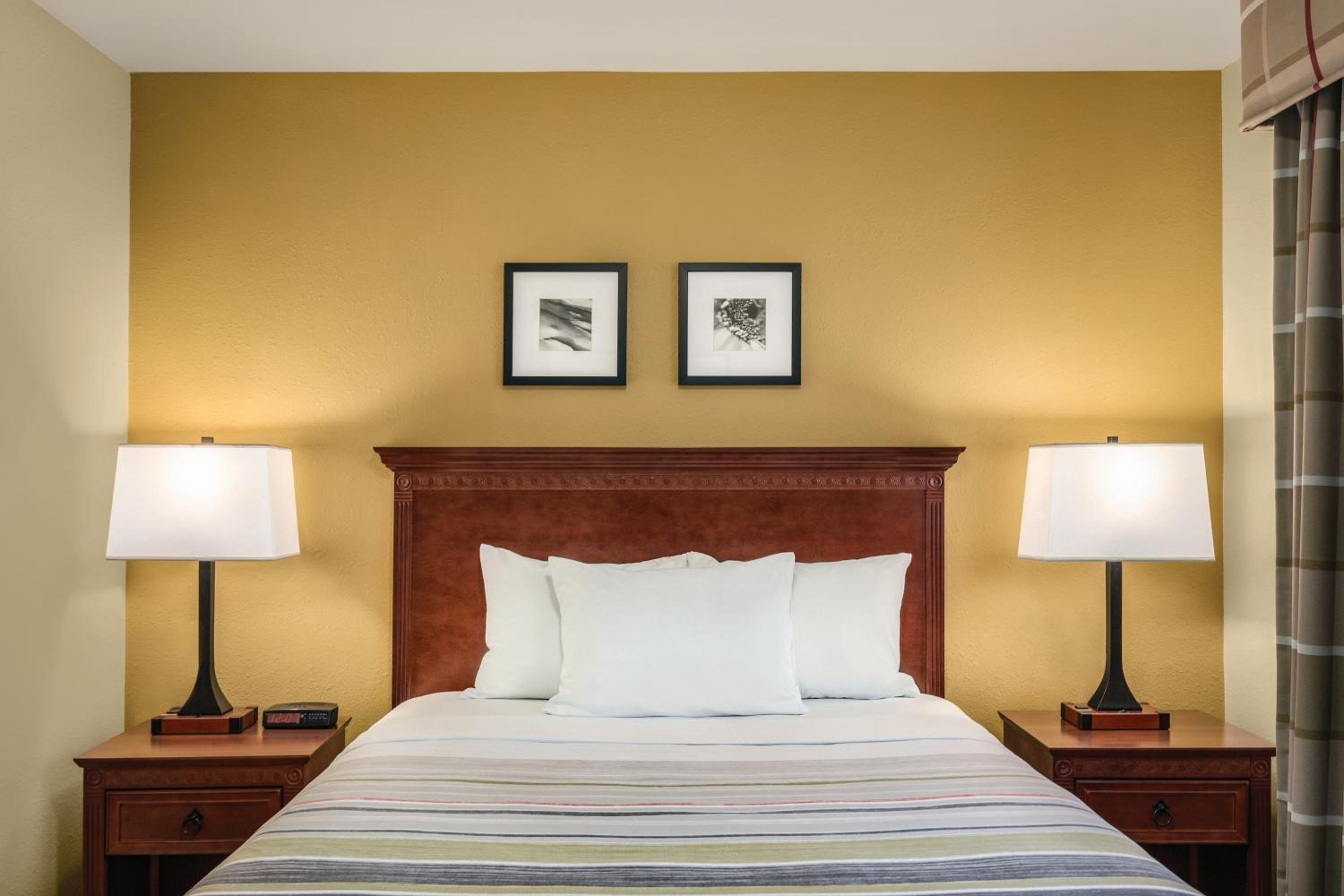 One-Bedroom Queen Suite with Kitchenette - Non-Smoking - Photo 3