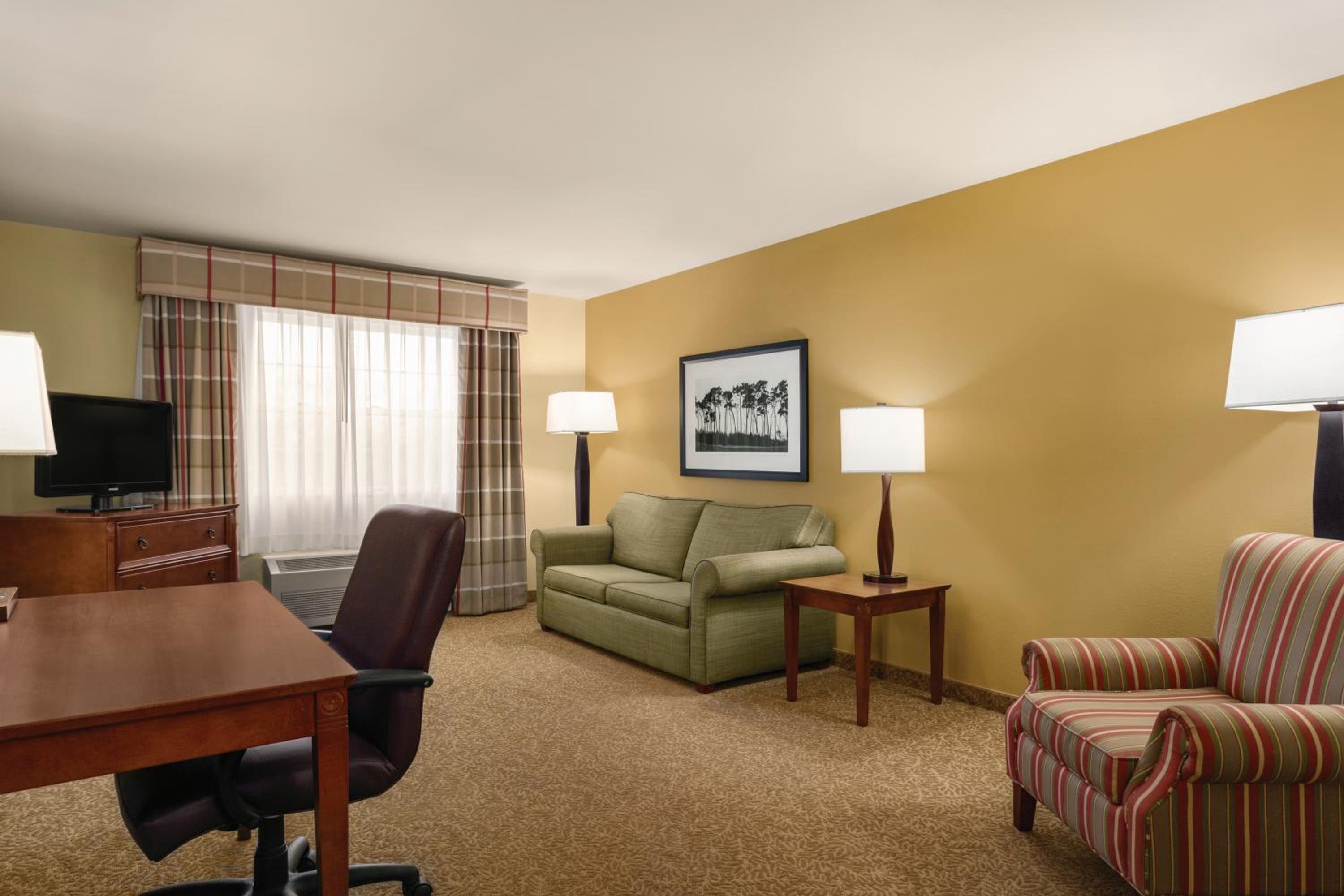 One-Bedroom Queen Suite with Kitchenette - Non-Smoking - Photo 4