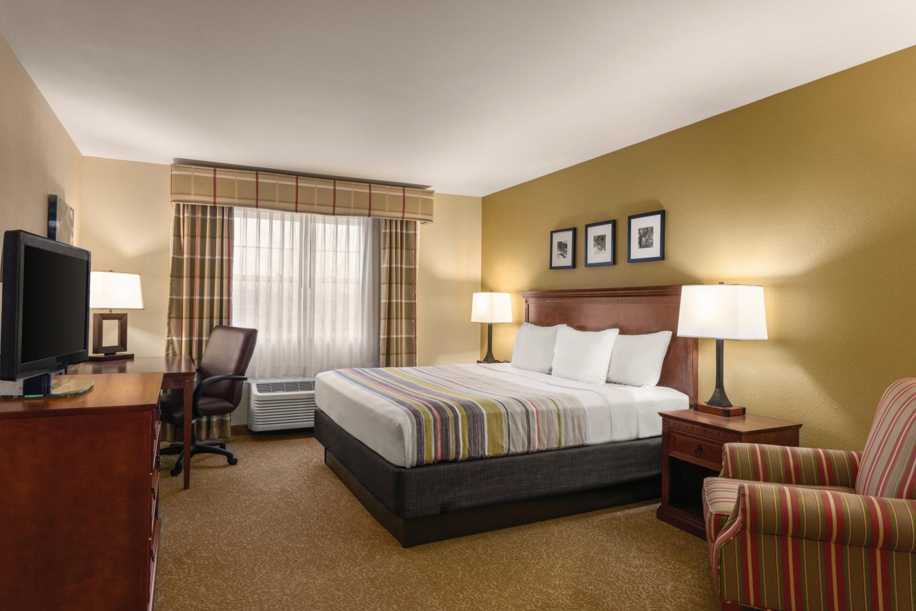 Whirlpool King Suite - Non-Smoking - Photo 1