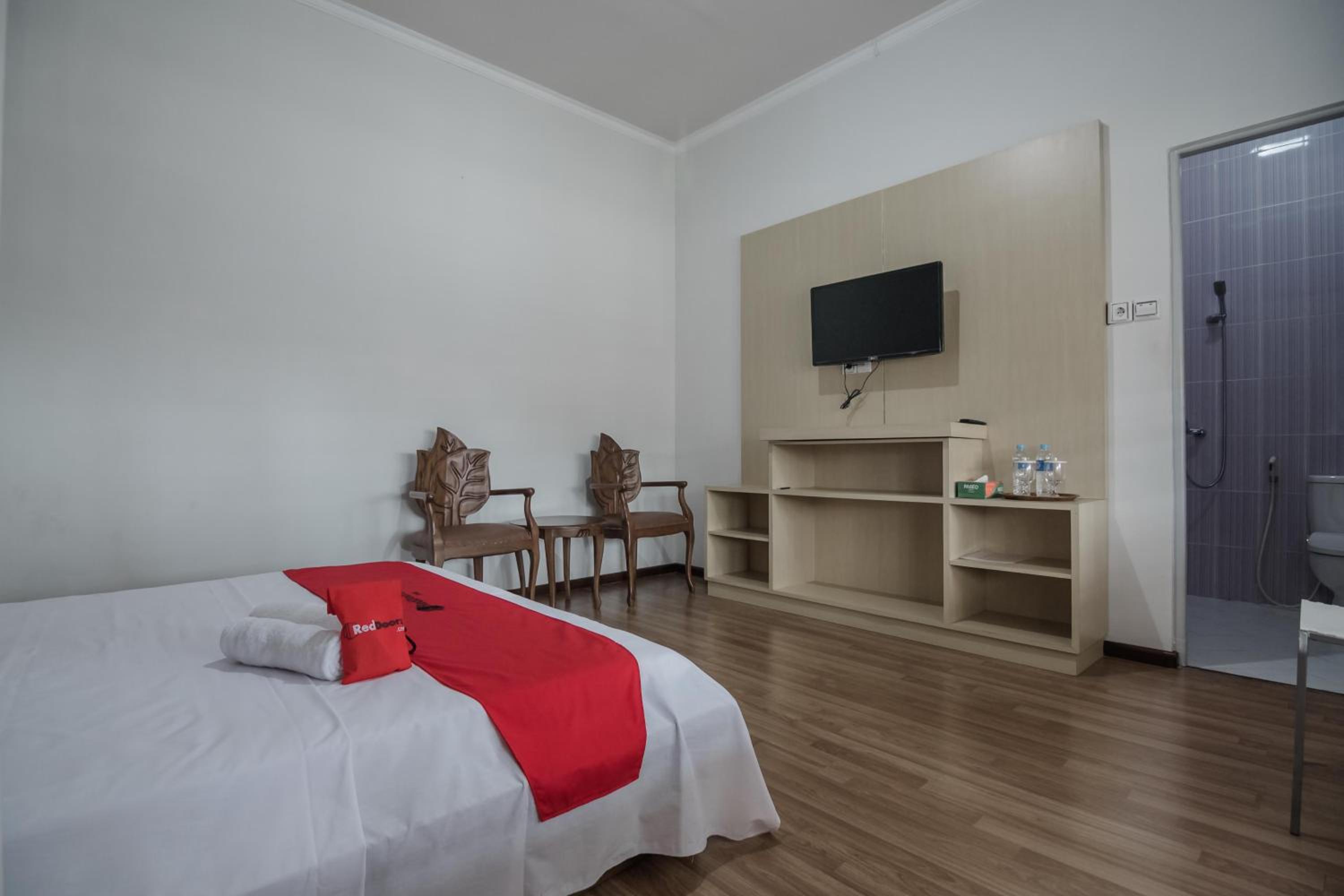 Deluxe Room - Photo 12