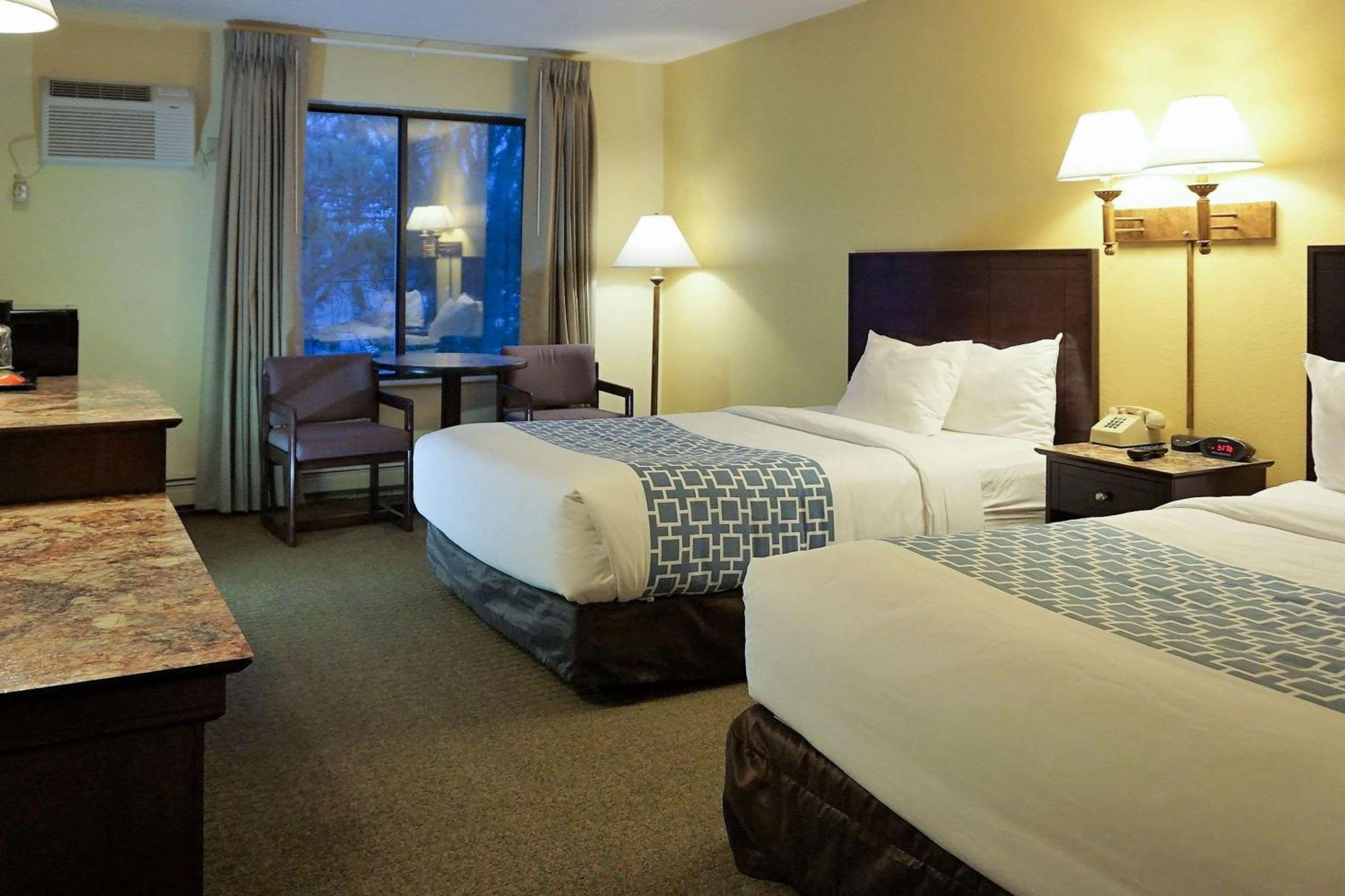 Queen Room with Two Queen Beds - Photo 4