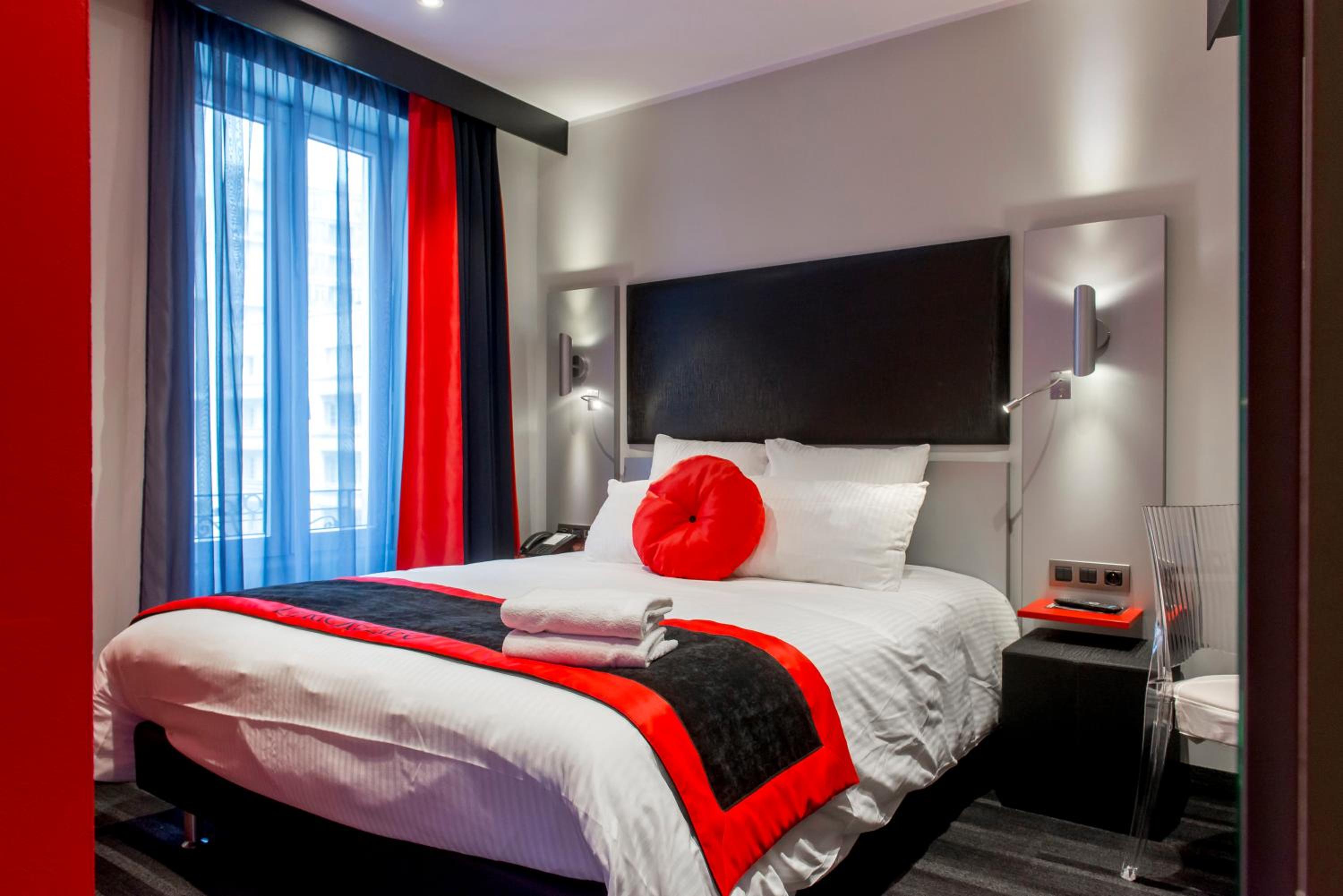 Standard Queen Room with Queen Bed Balcony Side photo 1