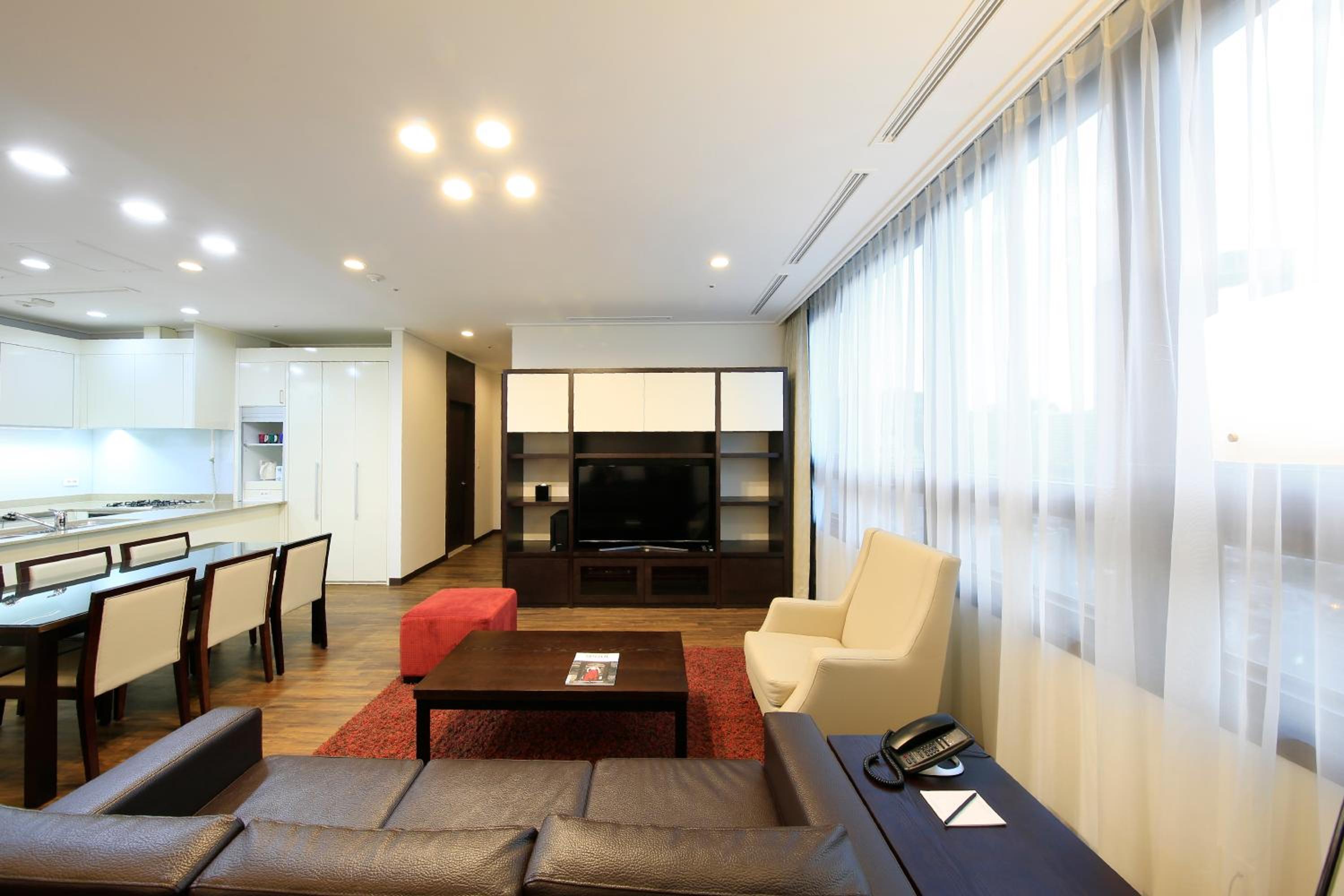 Four-Bedroom Apartment (6 Adults)