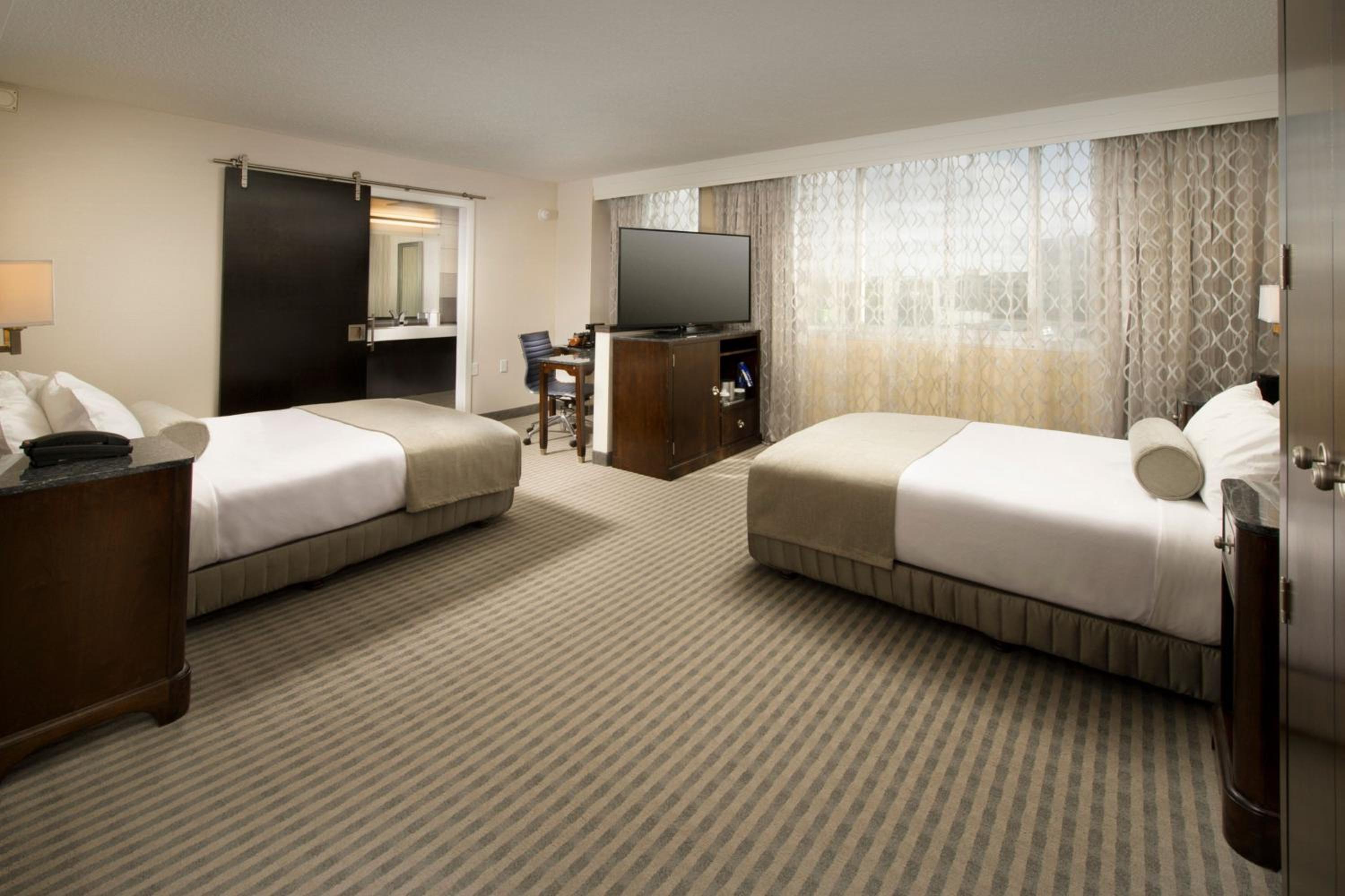 Double Room with Two Double Beds, Transfer Shower and Roll-In Shower - Mobility Access photo 1