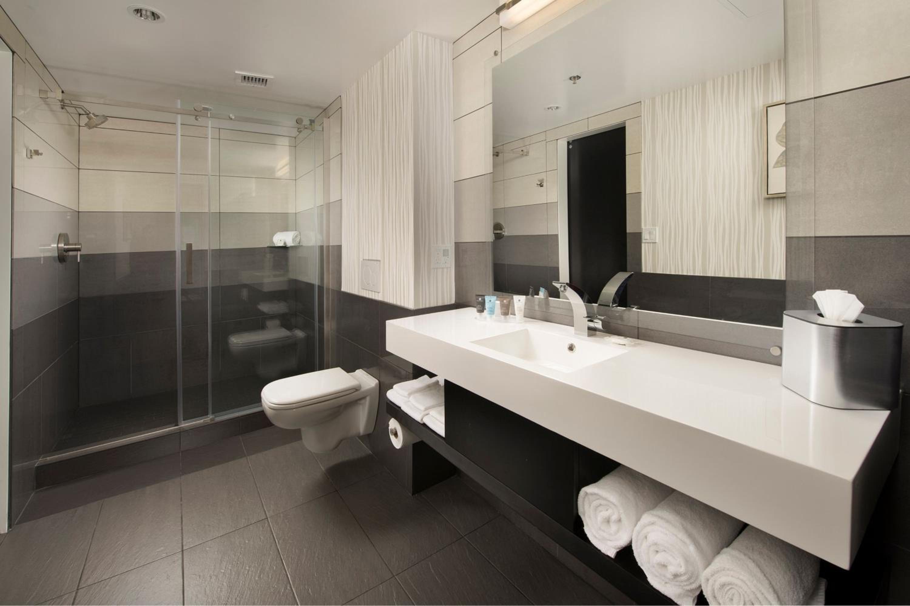 Double Room with Two Double Beds, Transfer Shower and Roll-In Shower - Mobility Access photo 2