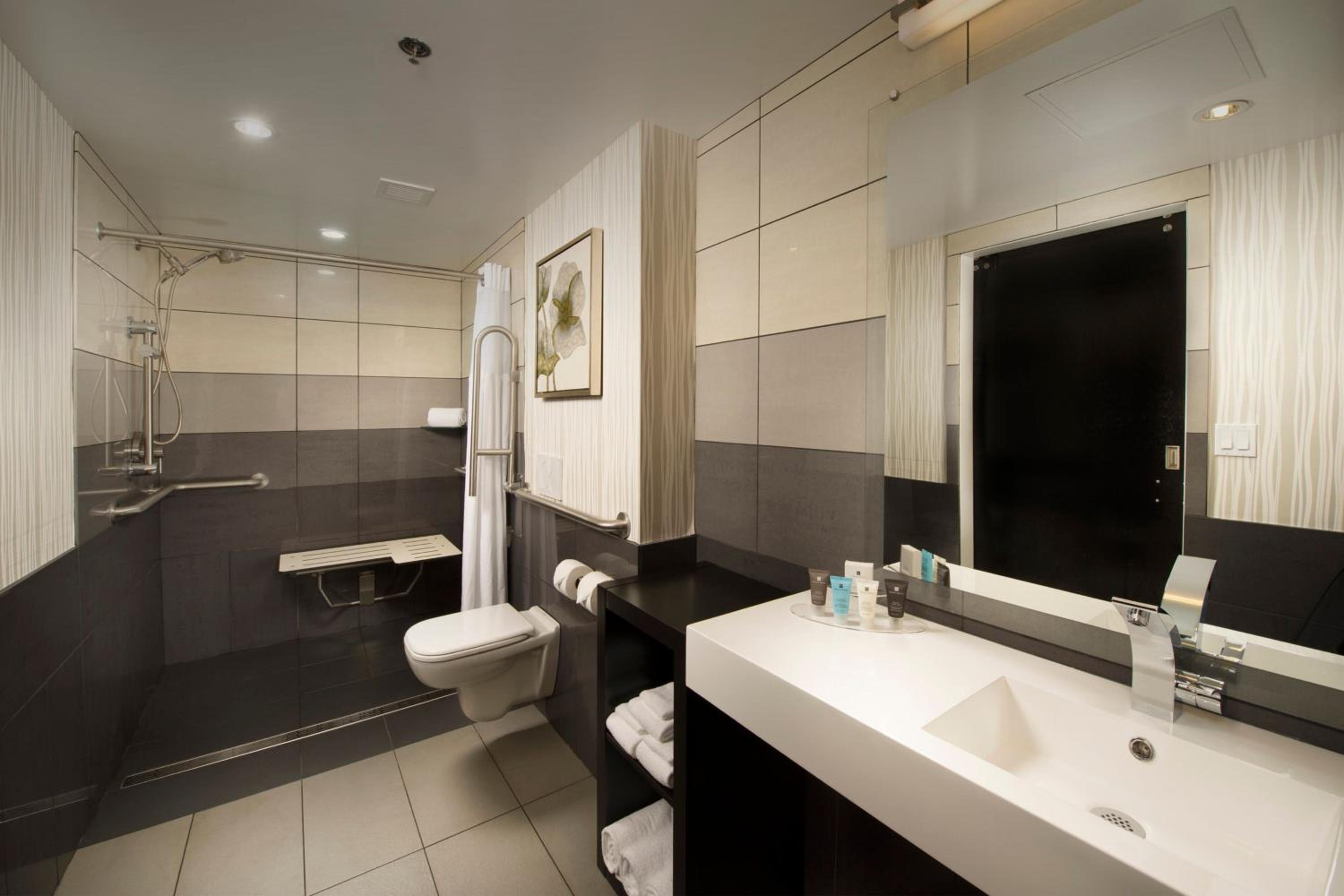 Double Room with Two Double Beds, Transfer Shower and Roll-In Shower - Mobility Access photo 3