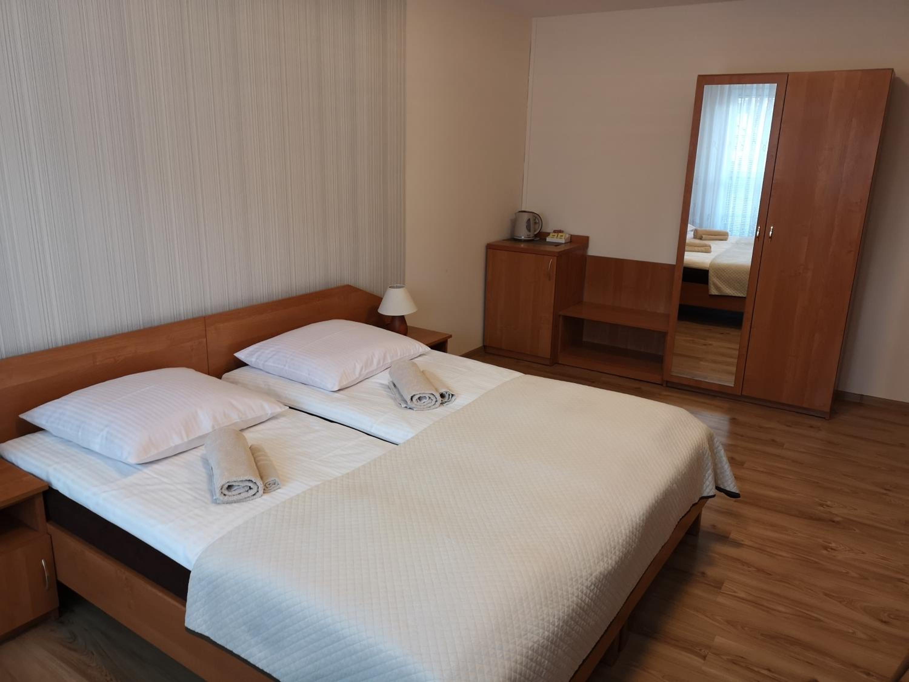 Double Room with Private Bathroom - Photo 10