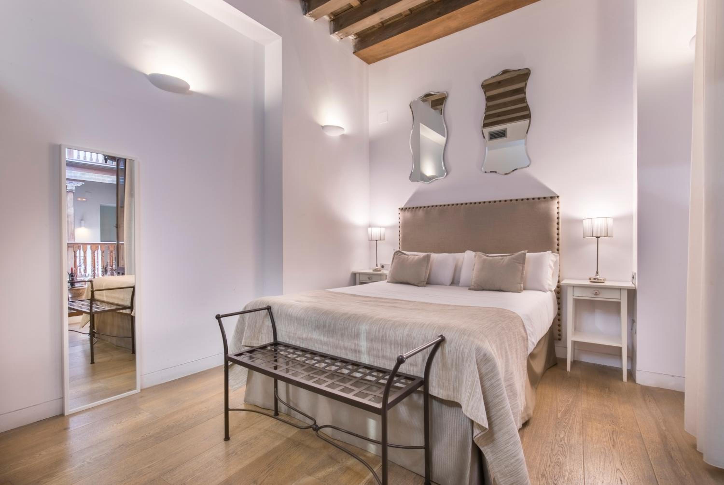 Double or Twin Room with interior patio view - Photo 10