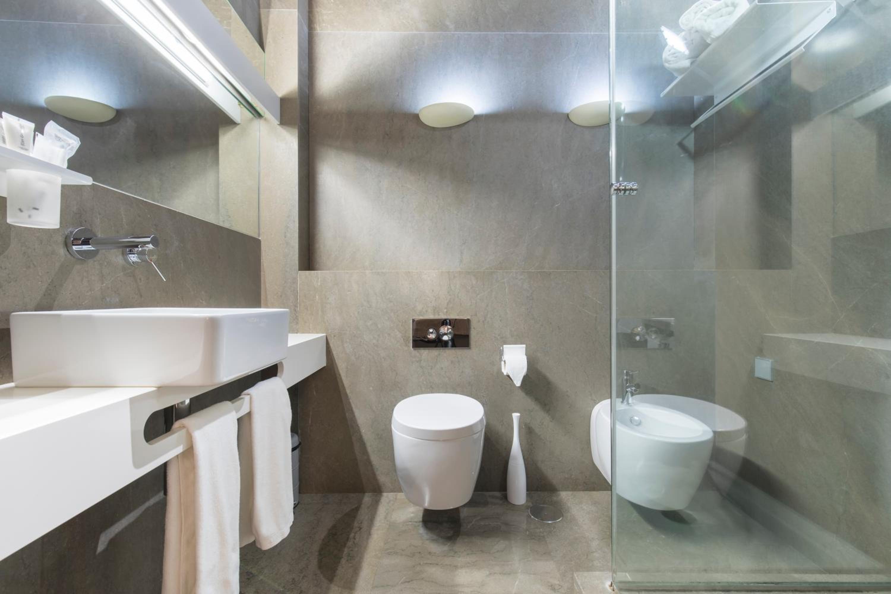 Double or Twin Room with interior patio view - Photo 14