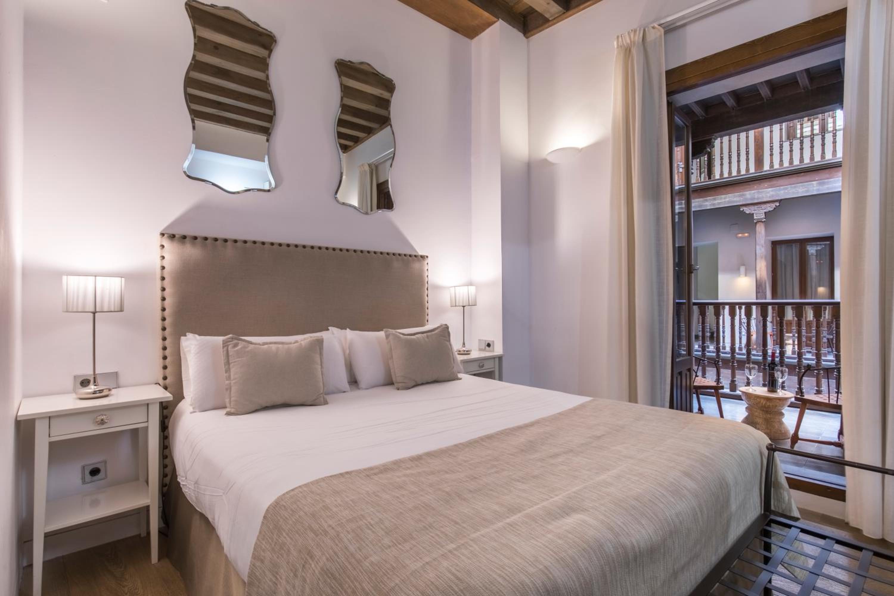 Double or Twin Room with interior patio view - Photo 1