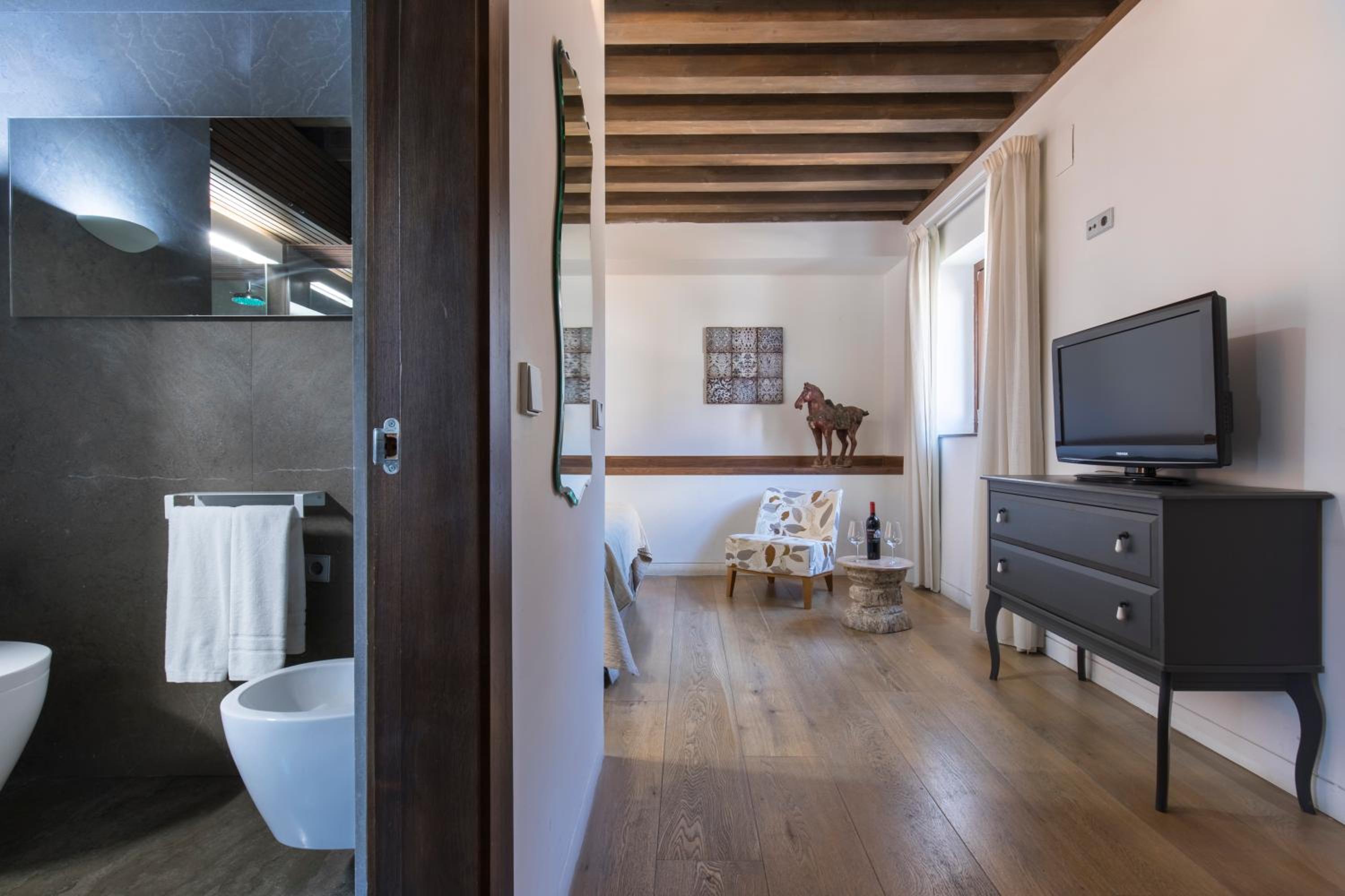 Double or Twin Room with interior patio view - Photo 13