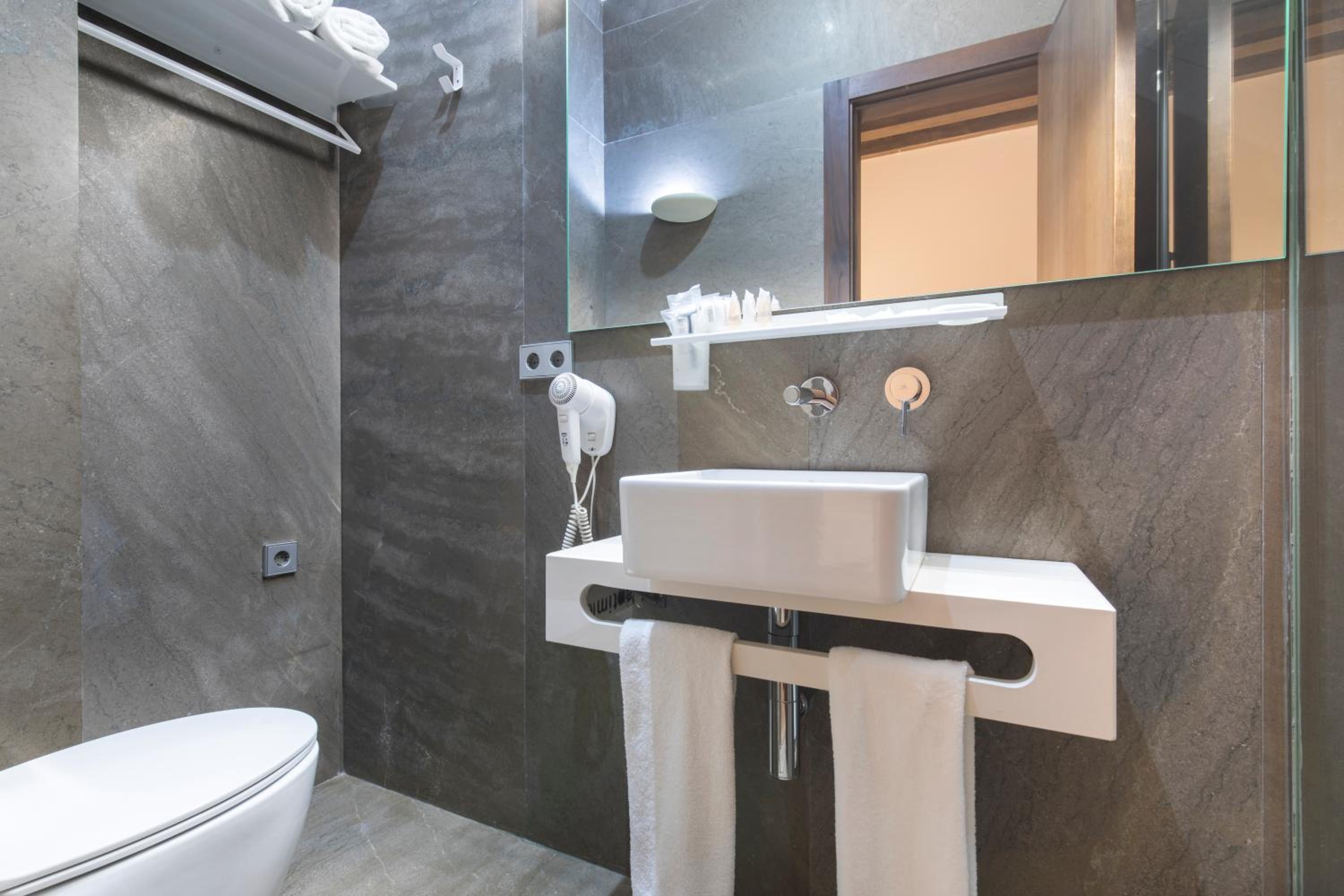 Double or Twin Room with interior patio view - Photo 6