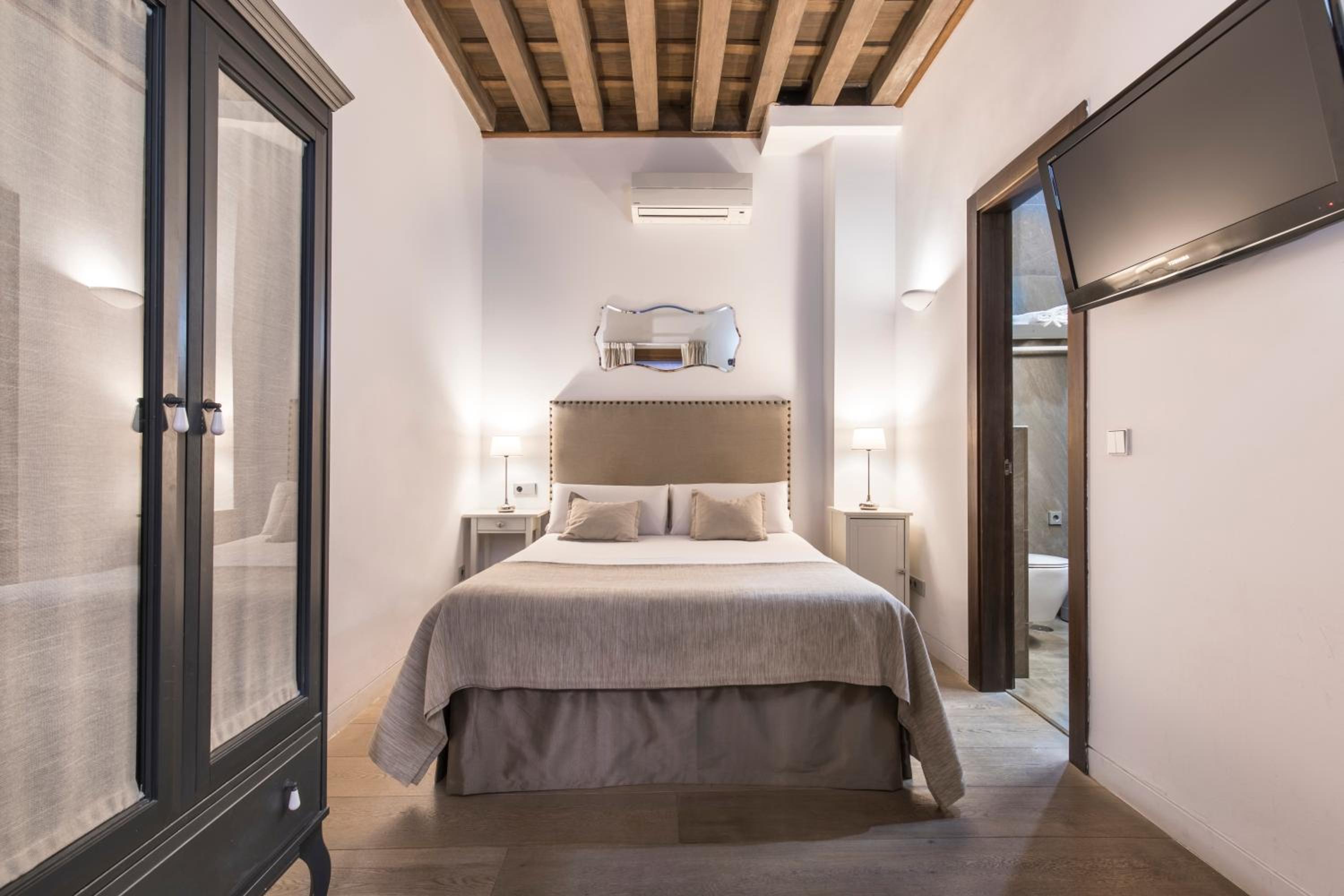 Double or Twin Room with interior patio view - Photo 9
