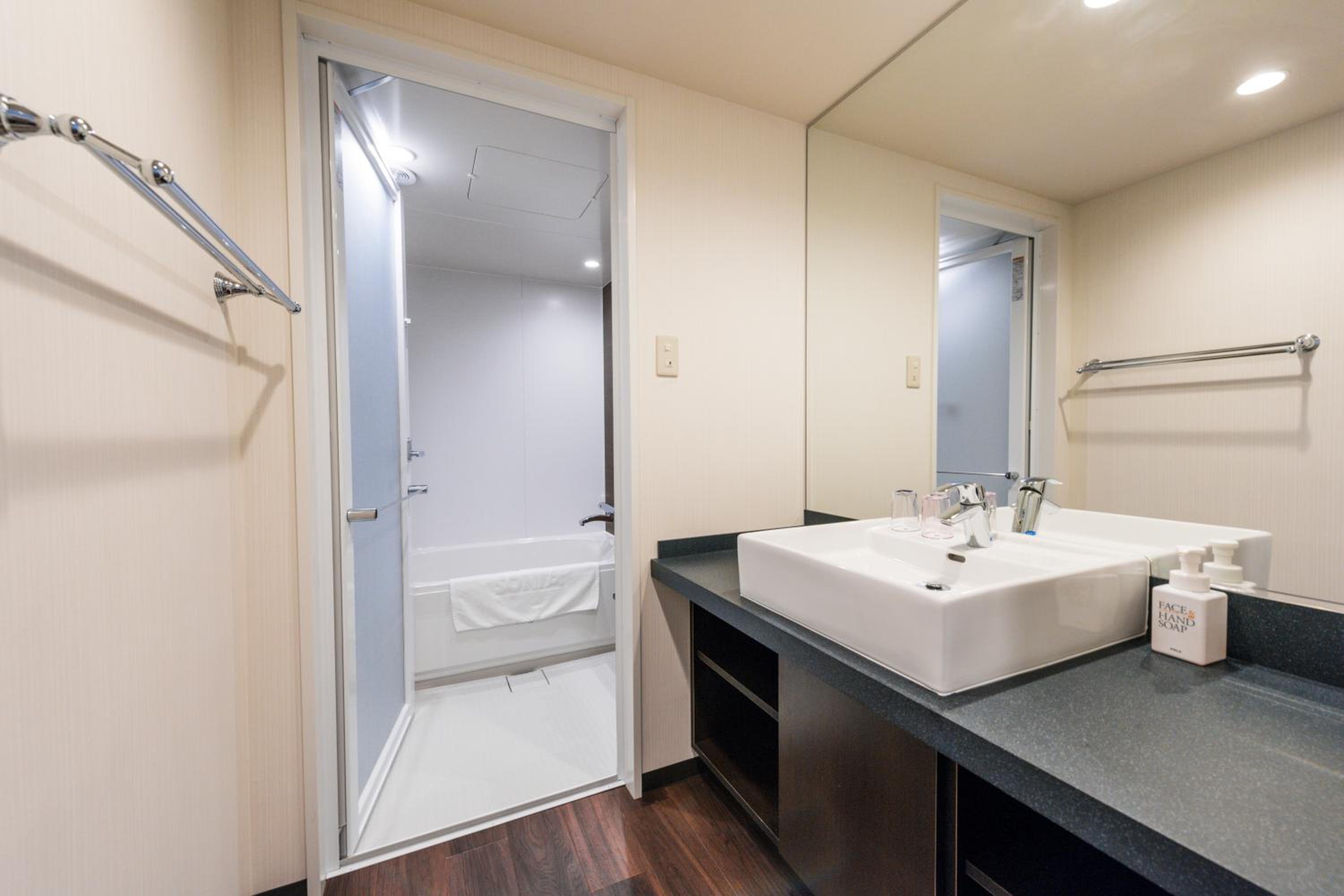 Deluxe Twin Room - Non-Smoking photo 2