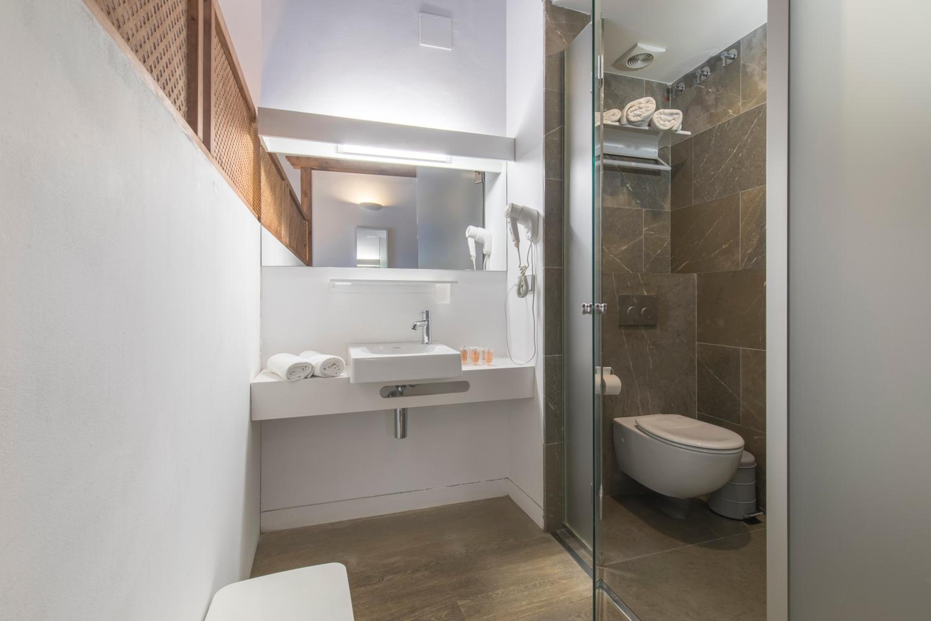 Superior Double or Twin Room with  with Alhambra View - Photo 16