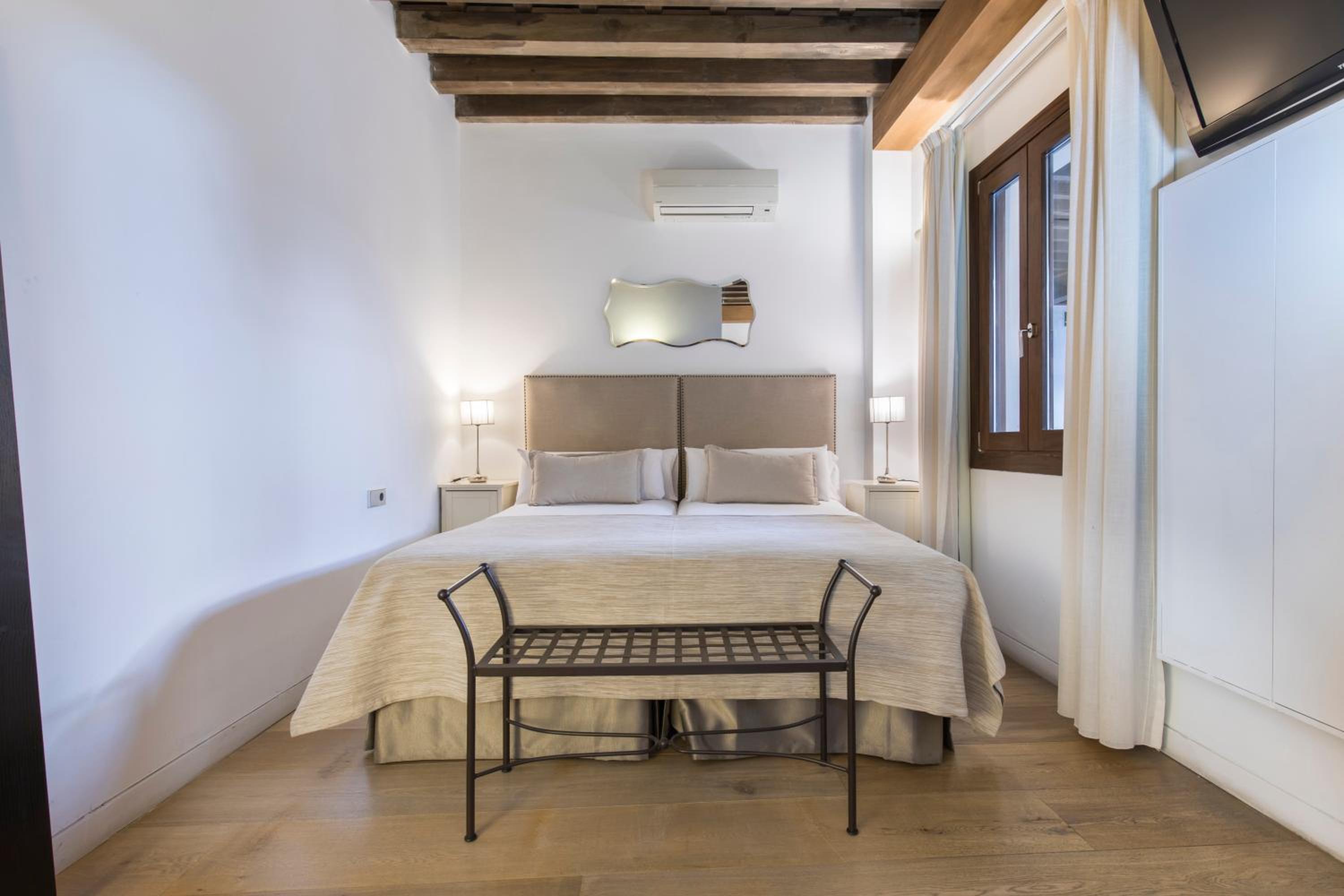 Double or Twin Room with interior patio view - Photo 8