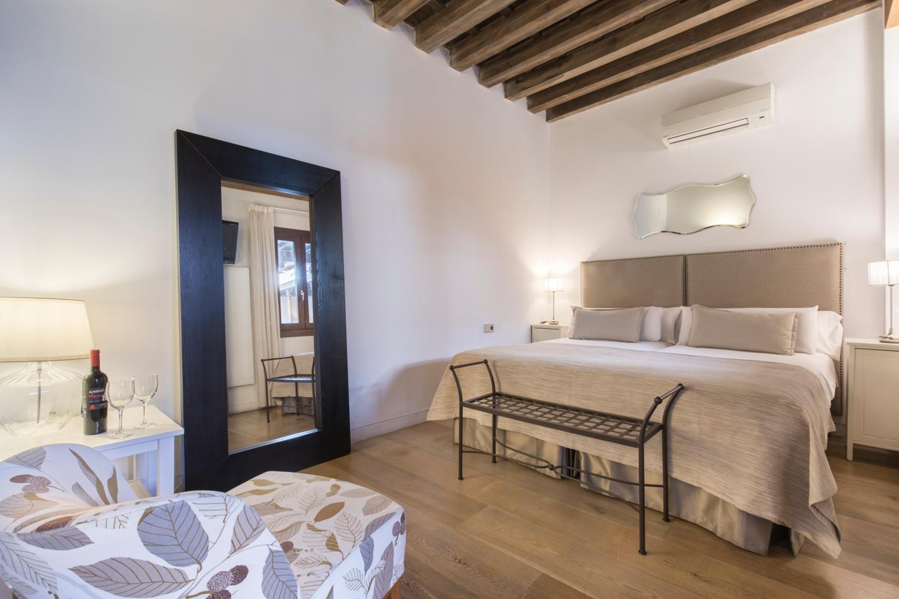 Double or Twin Room with interior patio view - Photo 11