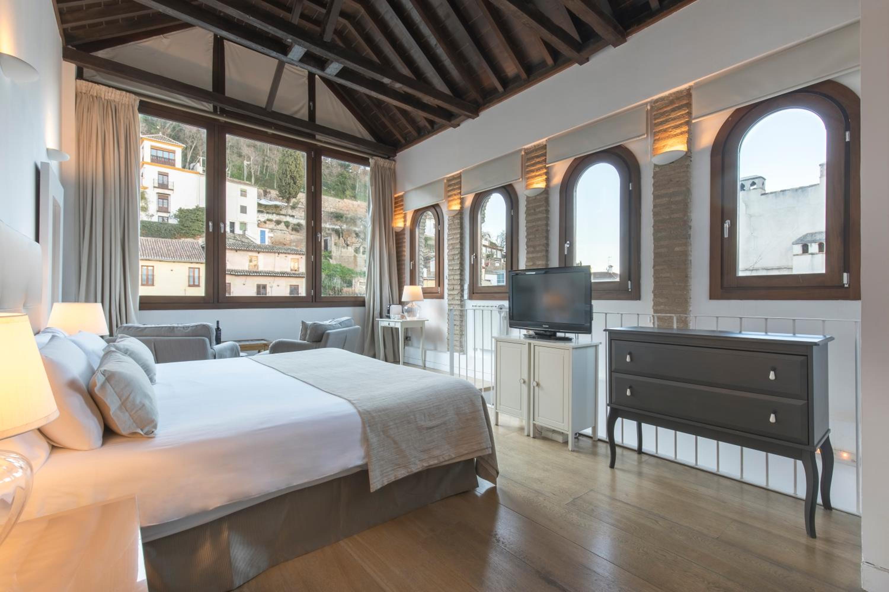 Suite with Alhambra View - Photo 17