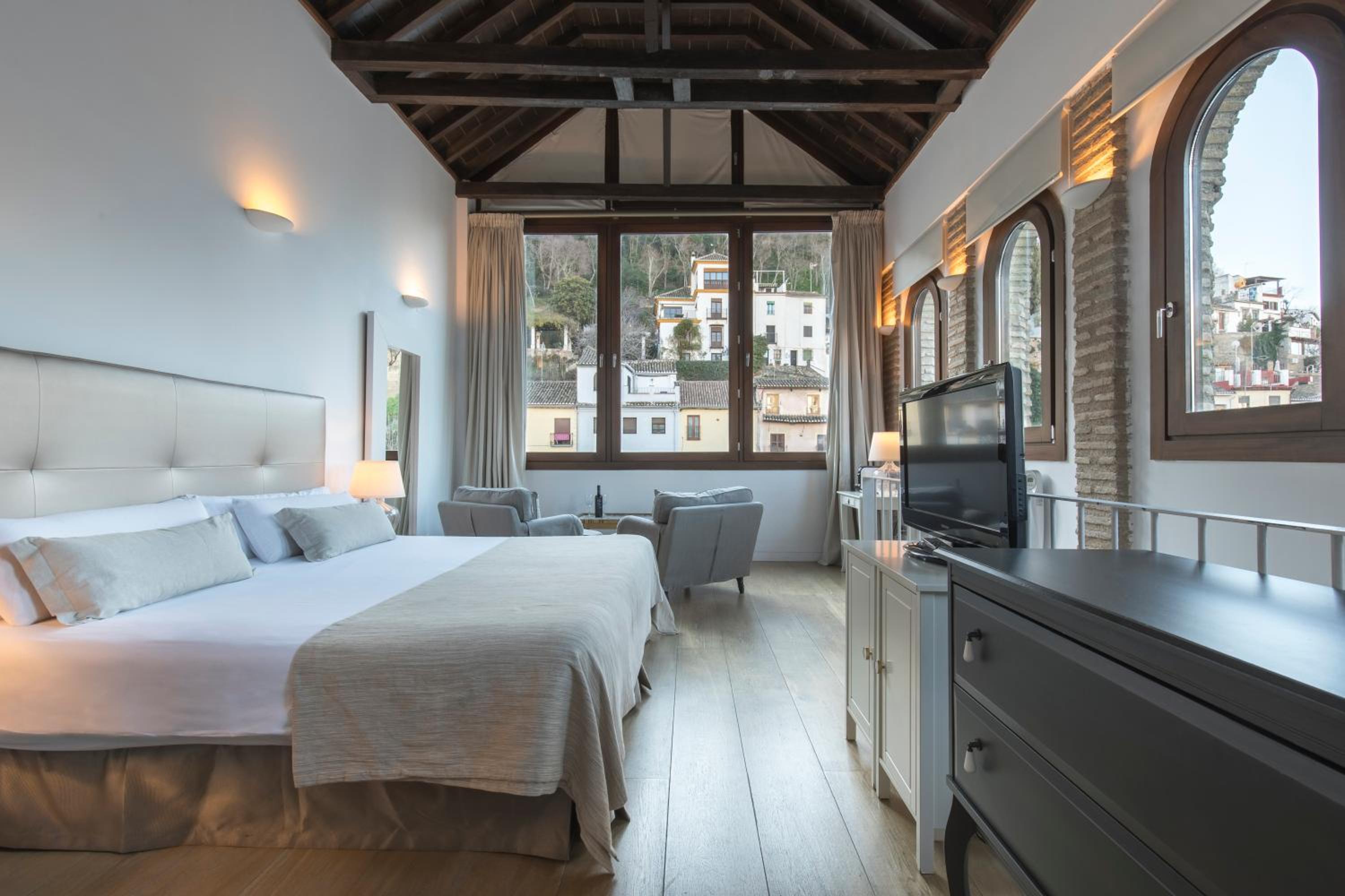 Suite with Alhambra View - Photo 16