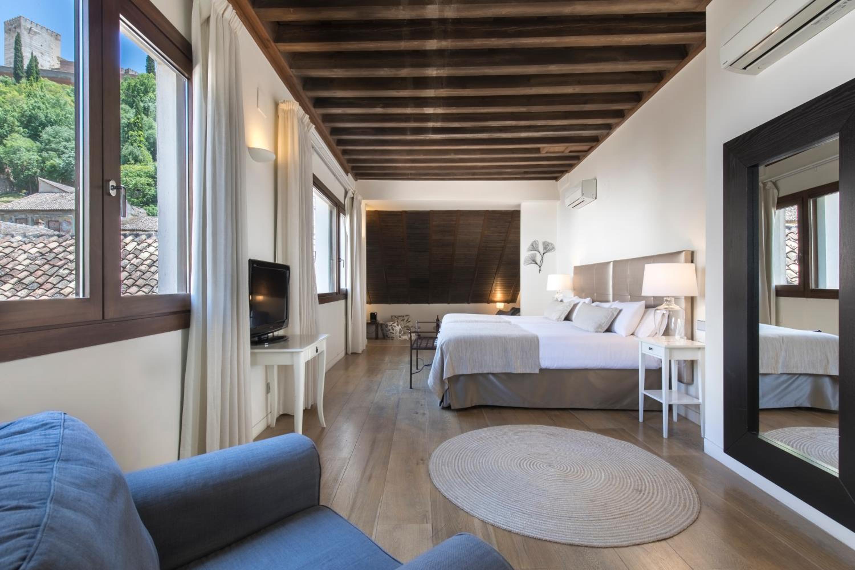 Suite with Alhambra View - Photo 18