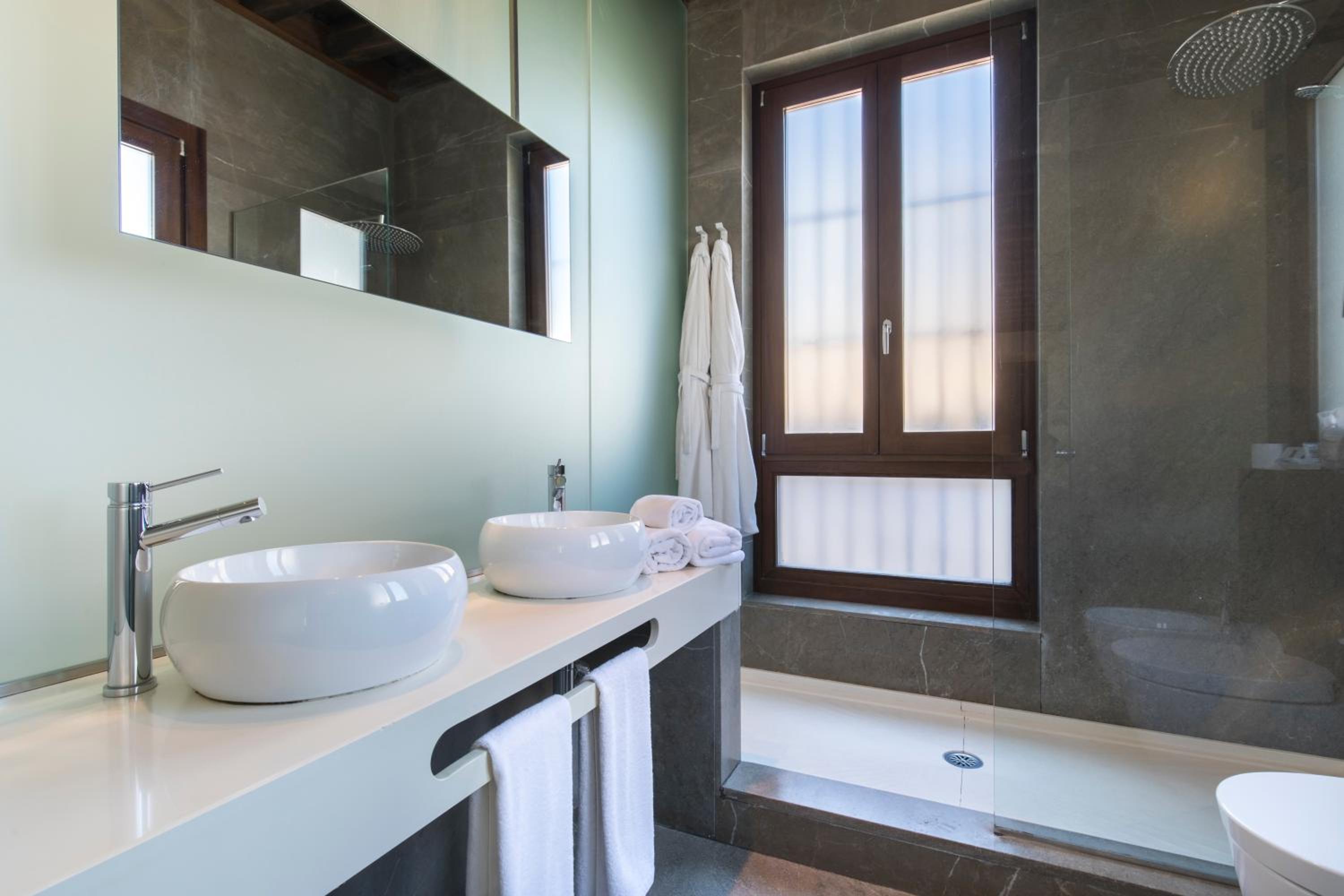 Suite with Alhambra View - Photo 14
