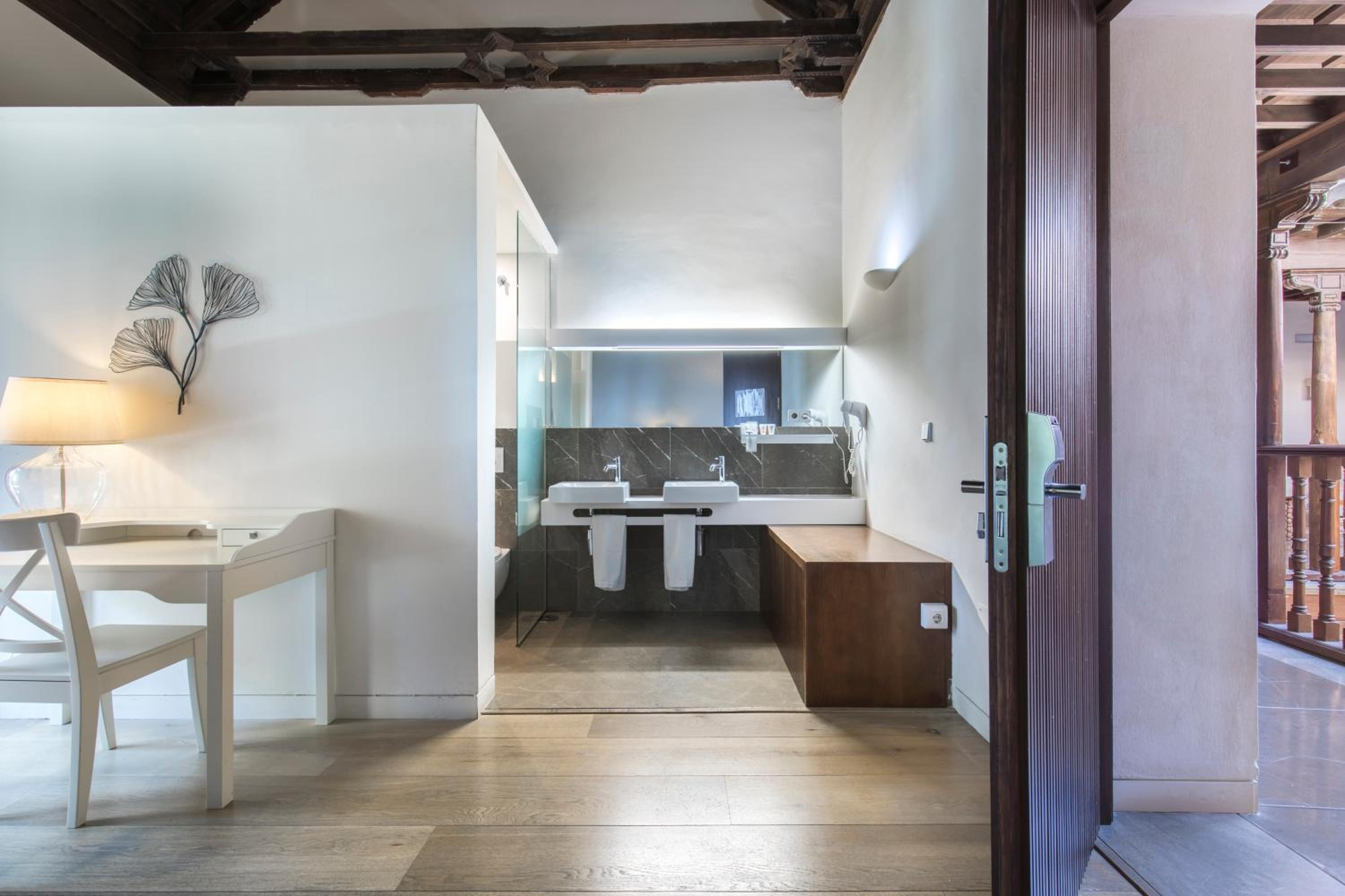 Suite with Alhambra View - Photo 25