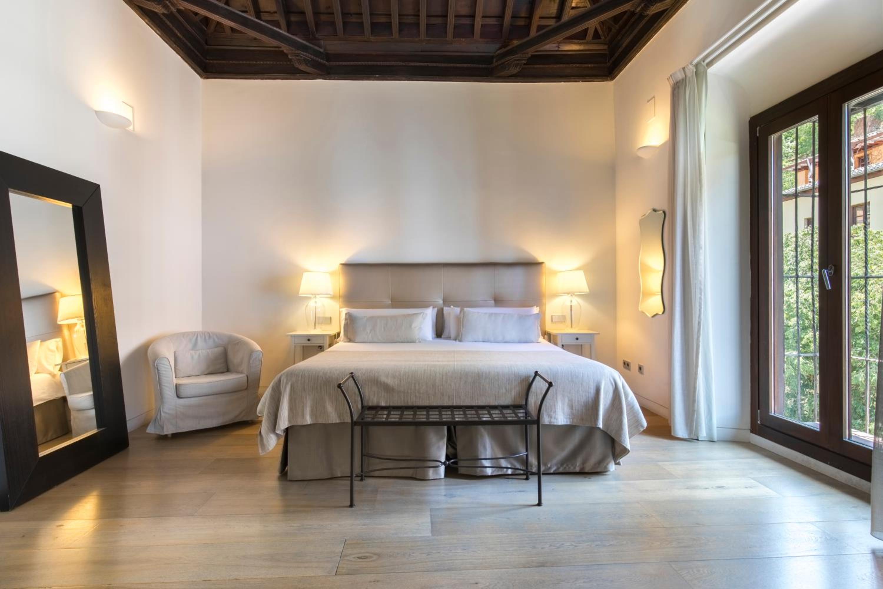 Suite with Alhambra View - Photo 22