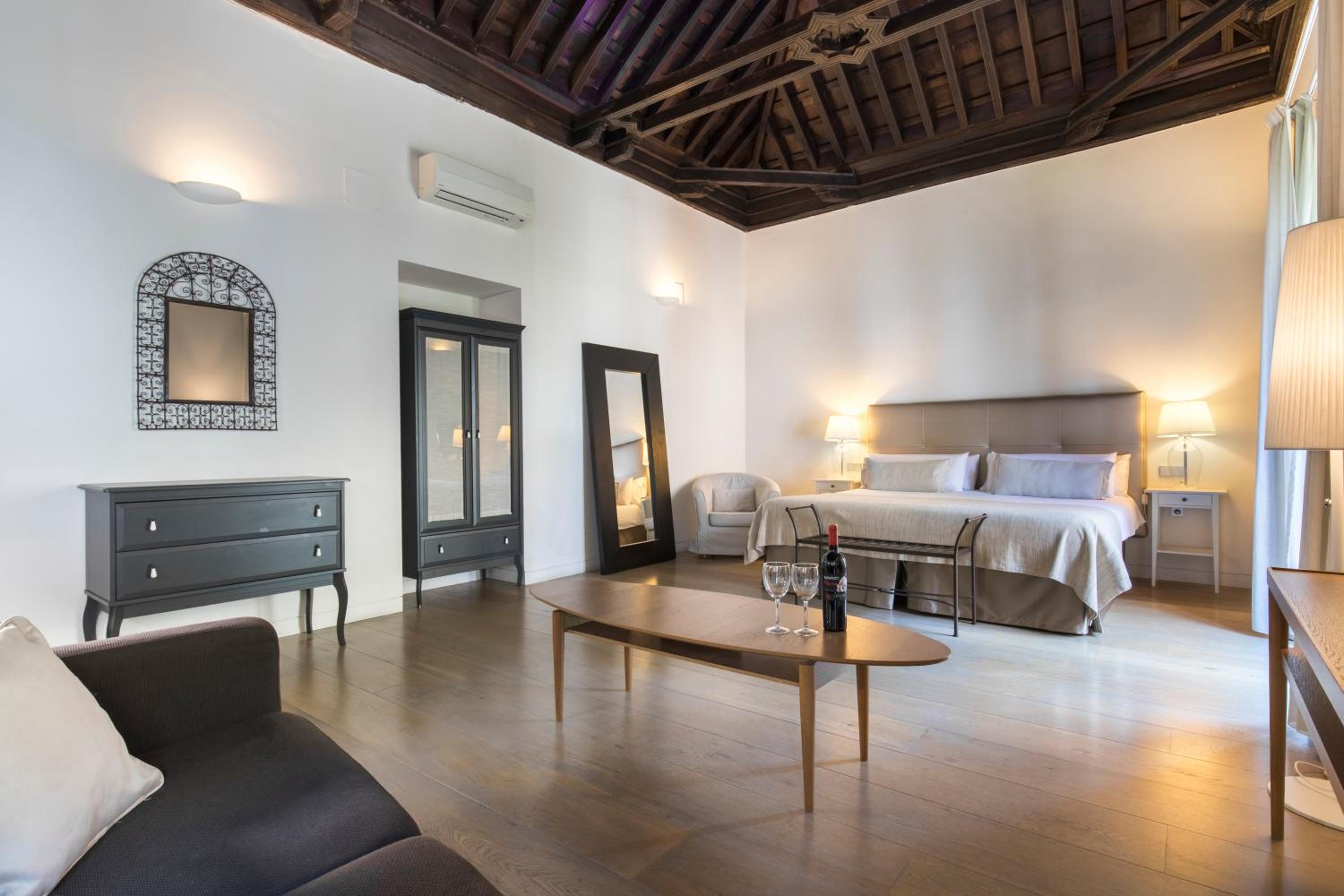 Suite with Alhambra View - Photo 19