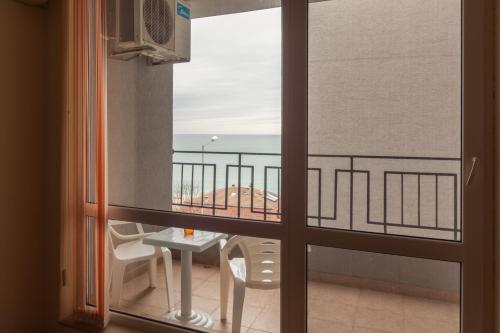One-Bedroom Apartment with Partial Sea View photo 3