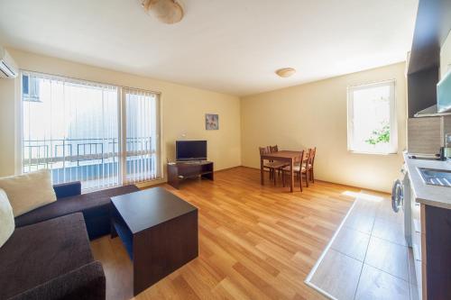 One-Bedroom Apartment with Partial Sea View photo 2