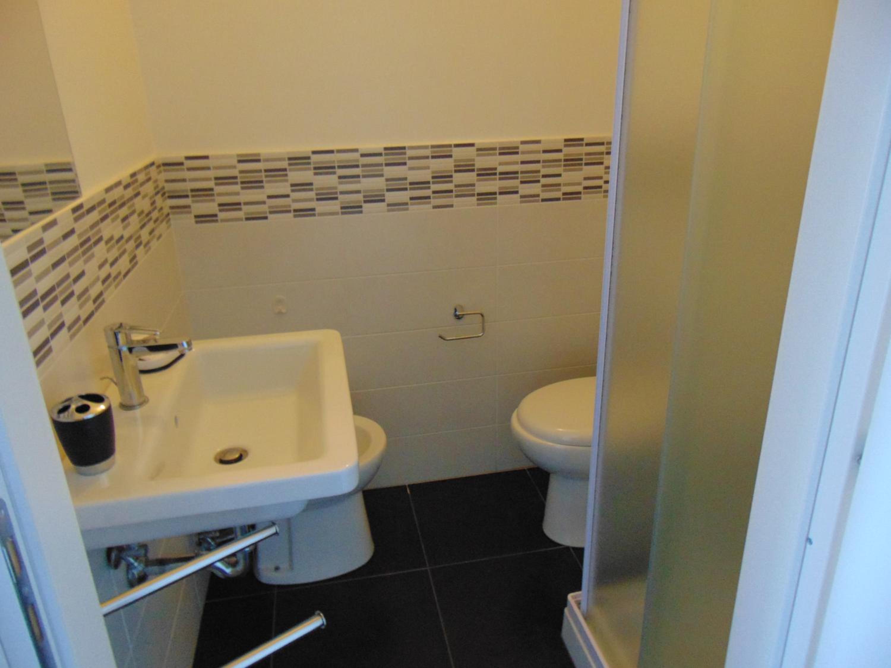 Deluxe Room (2 Adults + 1 Child) - Photo 4
