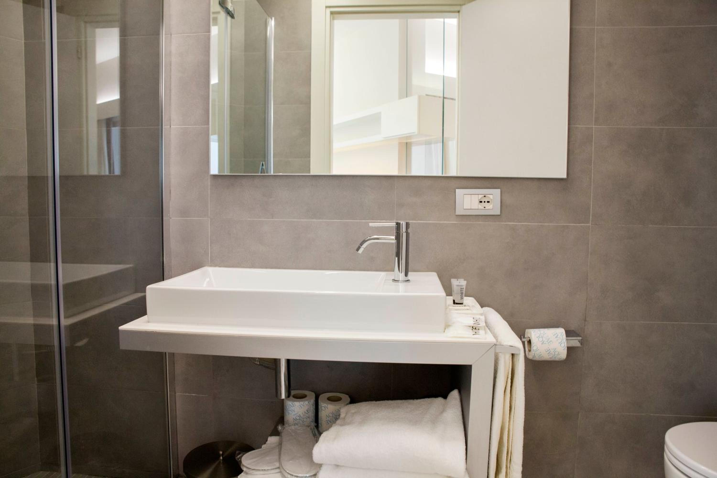Classic Double Room with Balcony photo 2