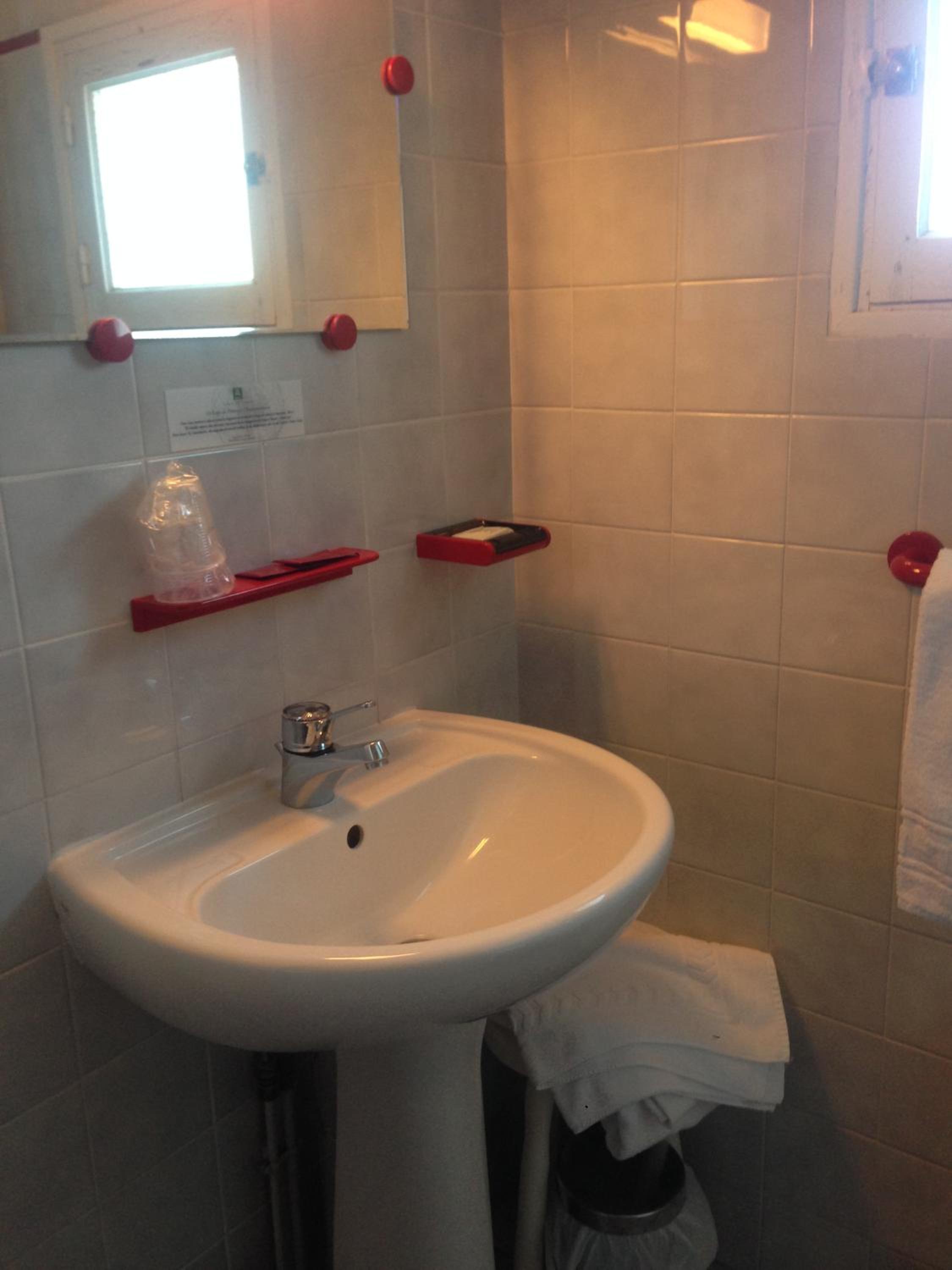Double Room with Private Bathroom - Photo 7