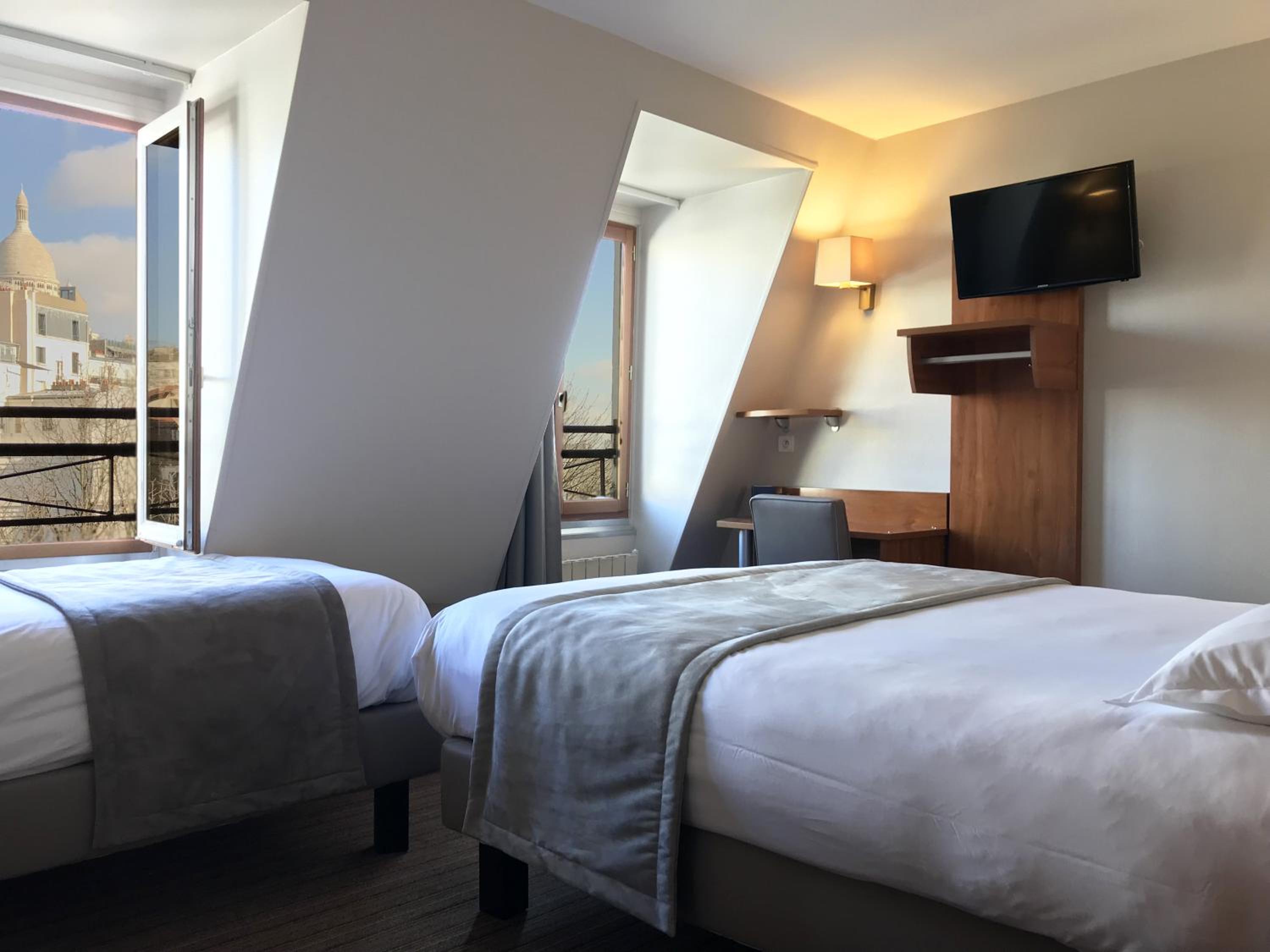 Superior Triple Room with Sacre Coeur View  photo 1
