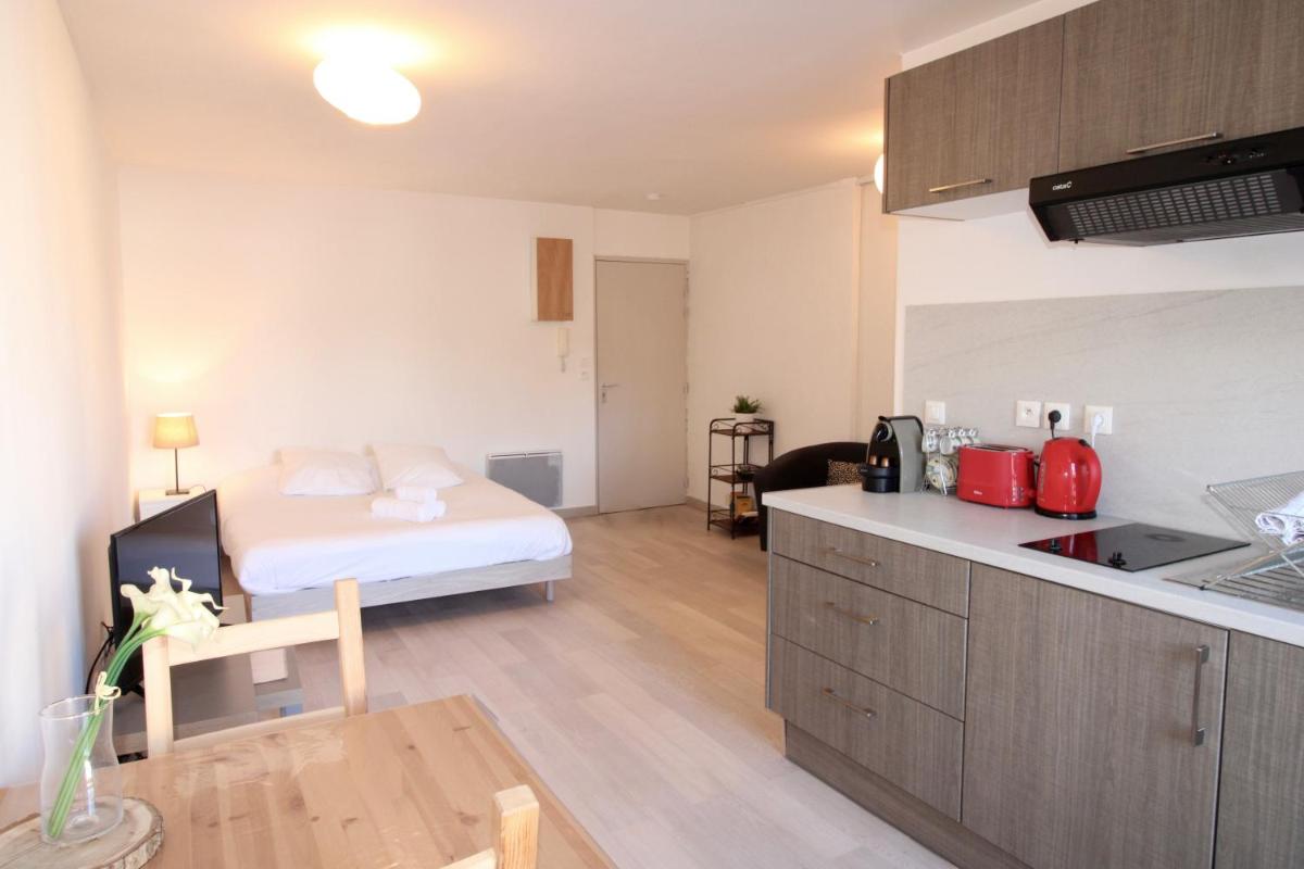 One-Bedroom Apartment photo 1