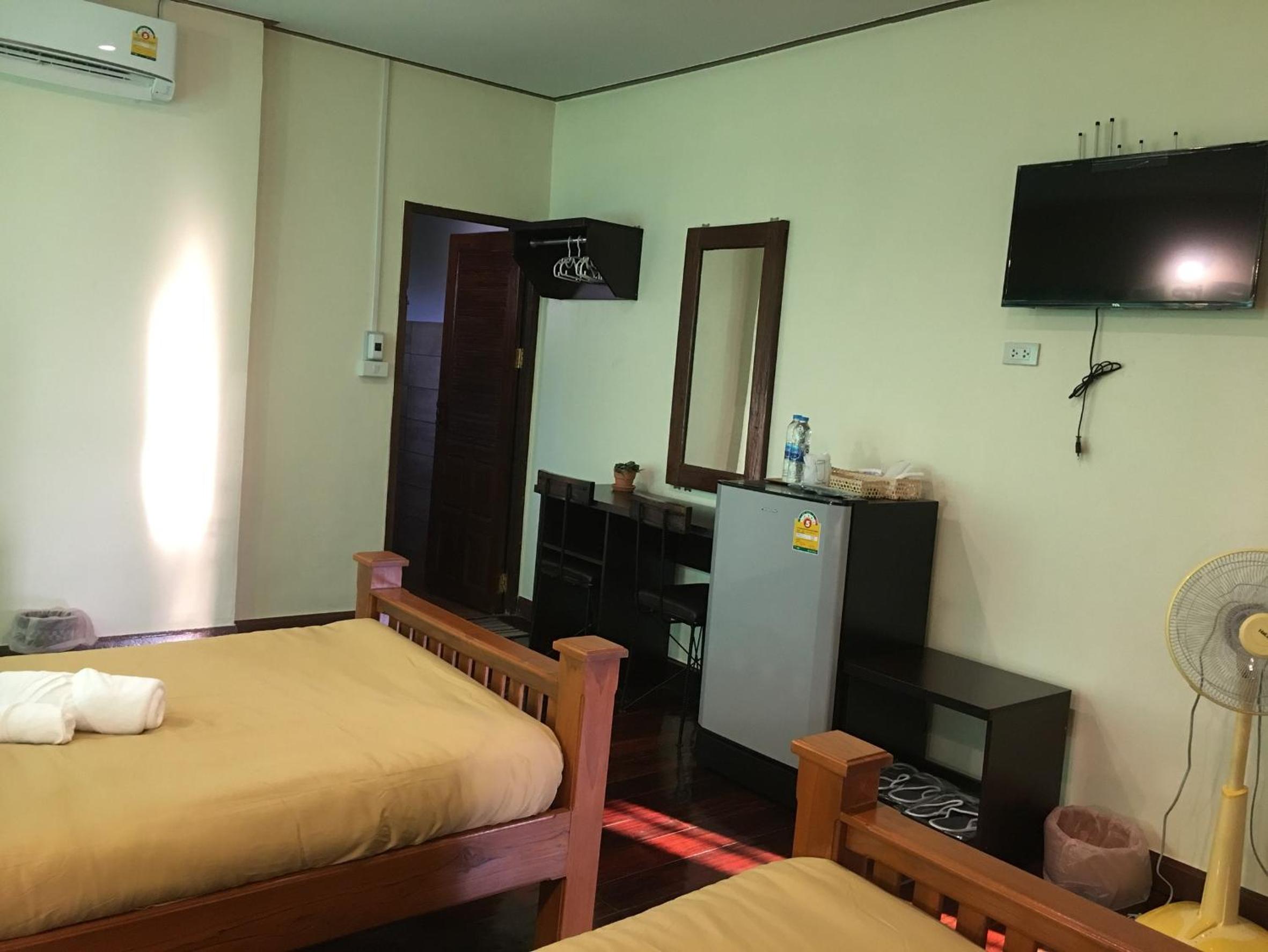 Economy Twin Room - Photo 10