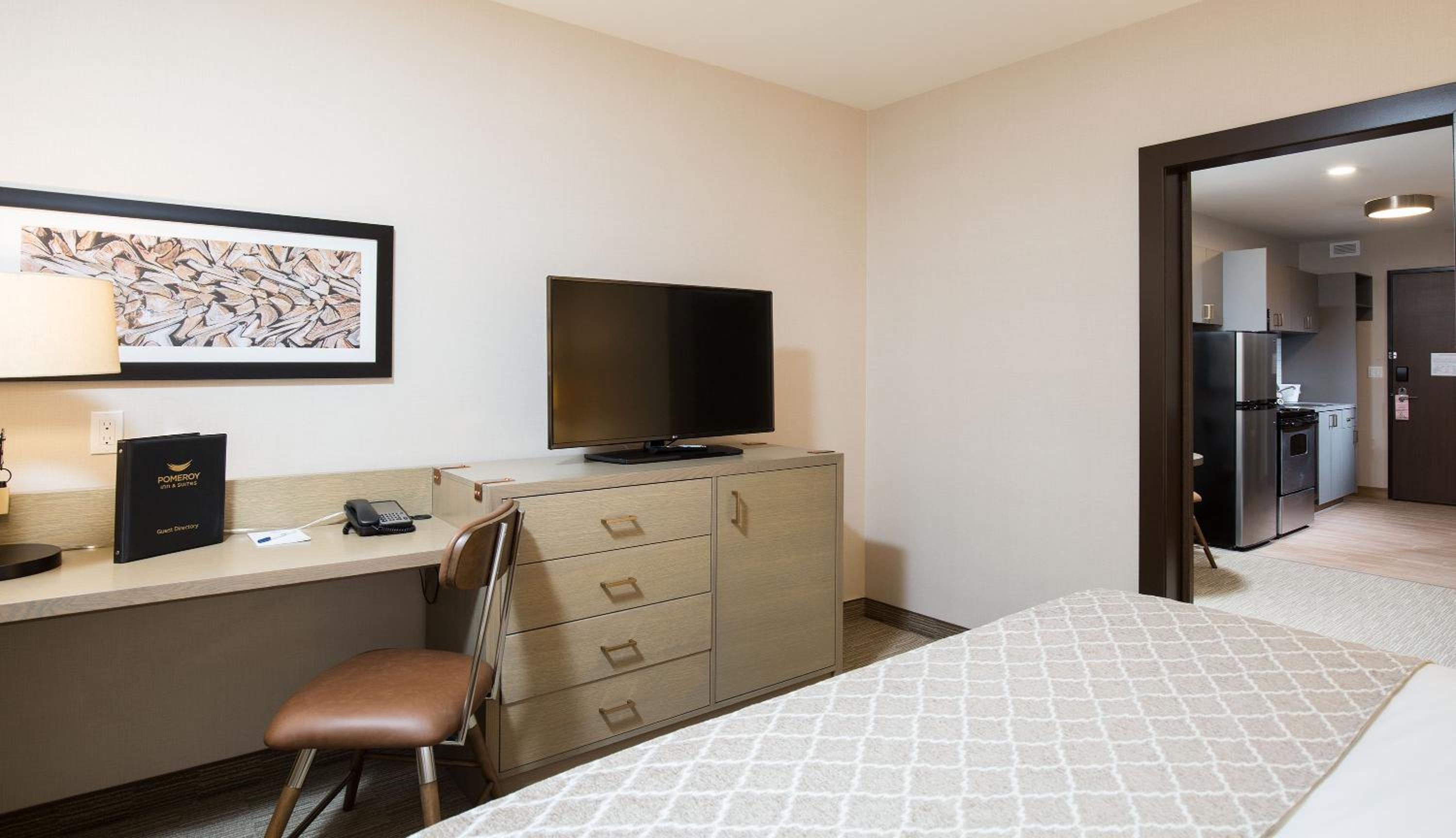 Deluxe King Suite photo 3