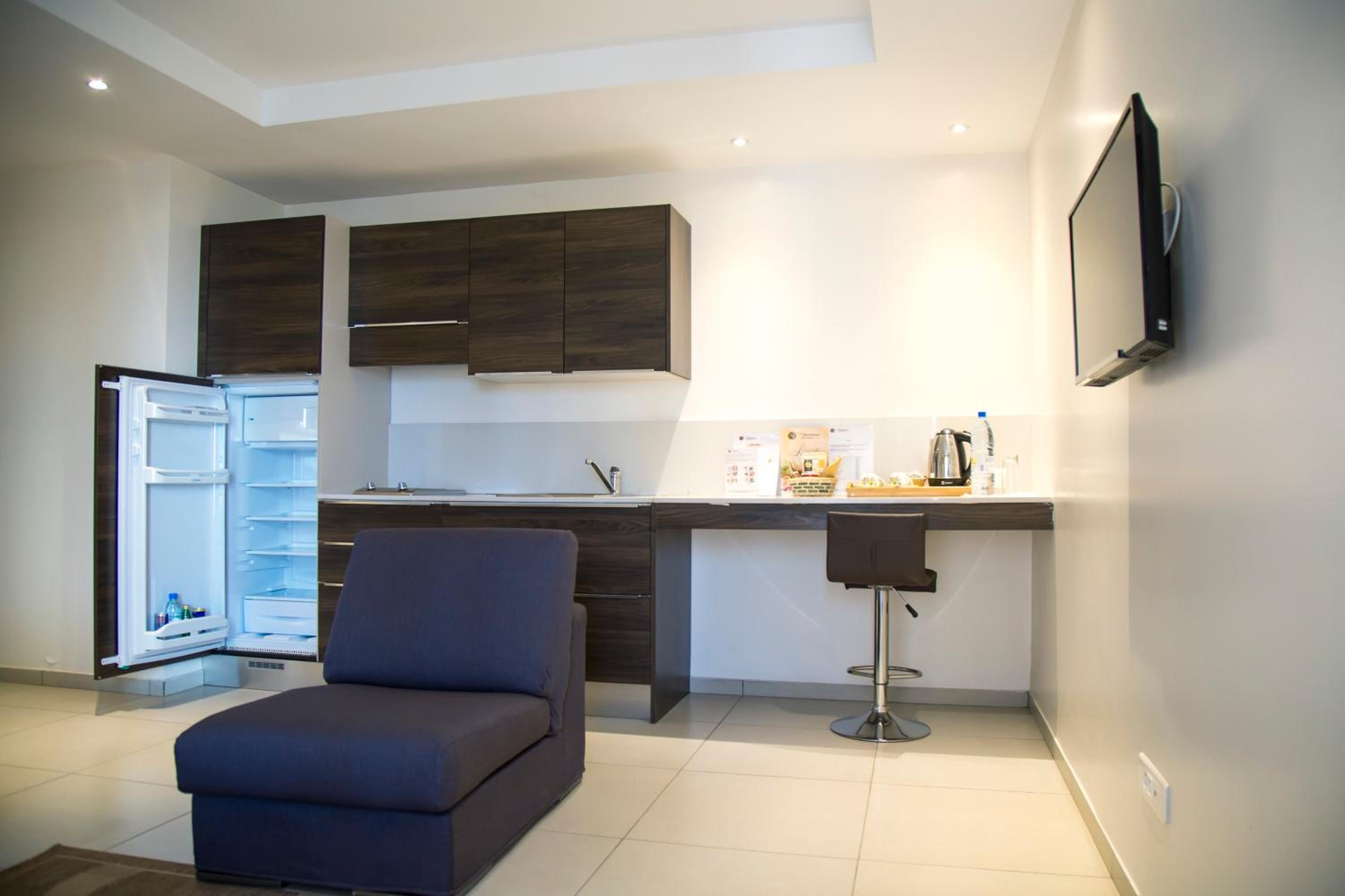 One-Bedroom Suite with Sofa Bed photo 3