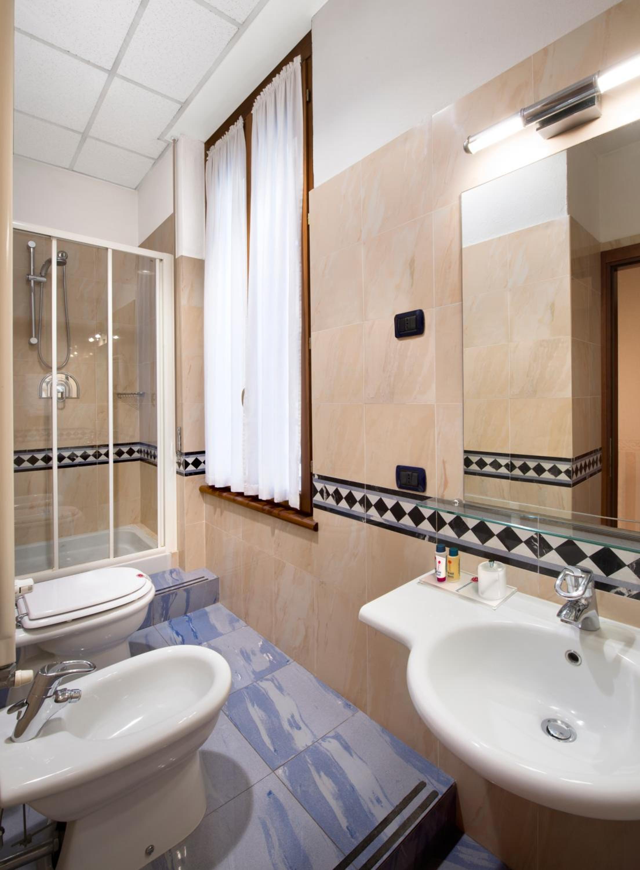 Superior Double or Twin Room thumbnail 6