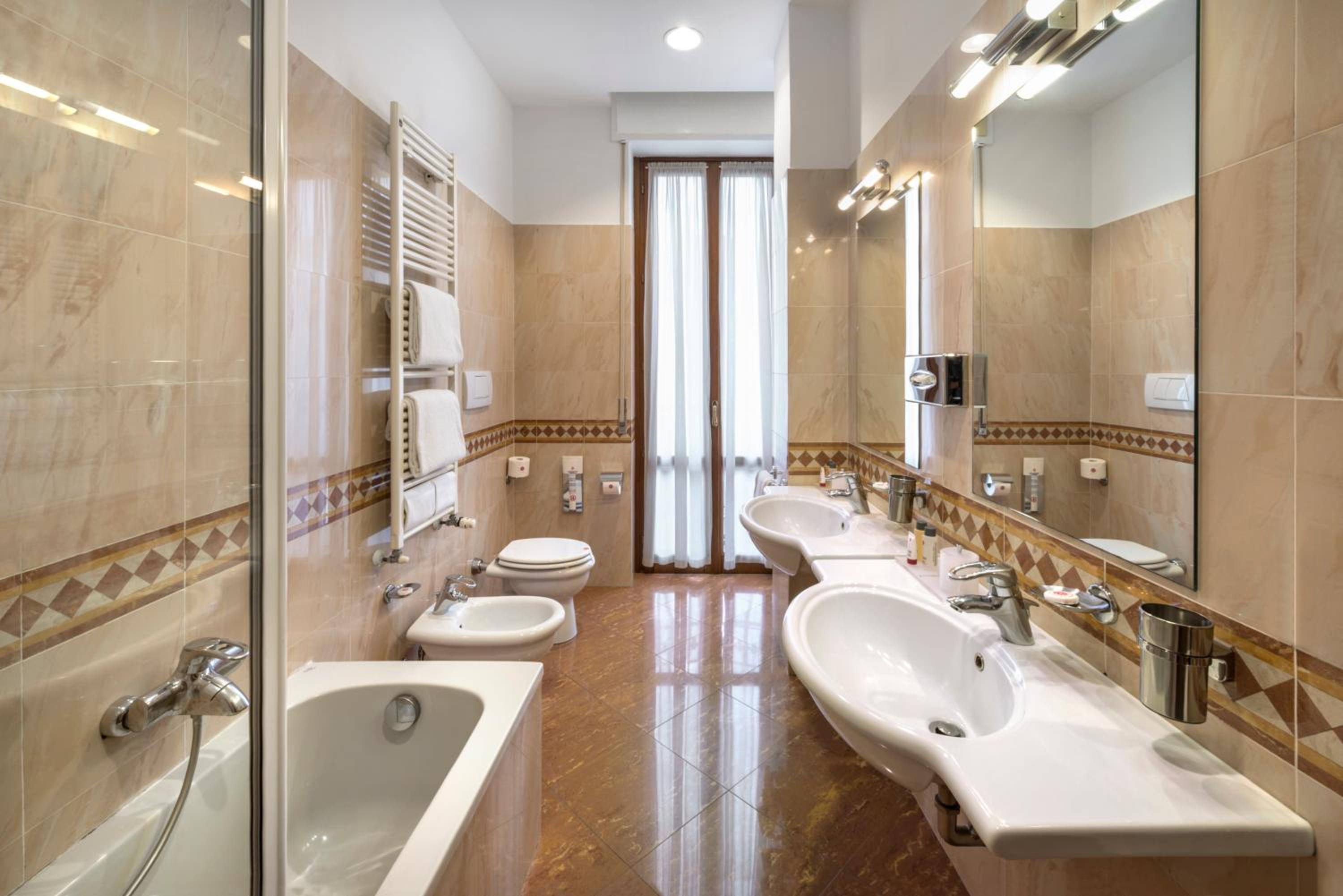 Superior Double or Twin Room thumbnail 5