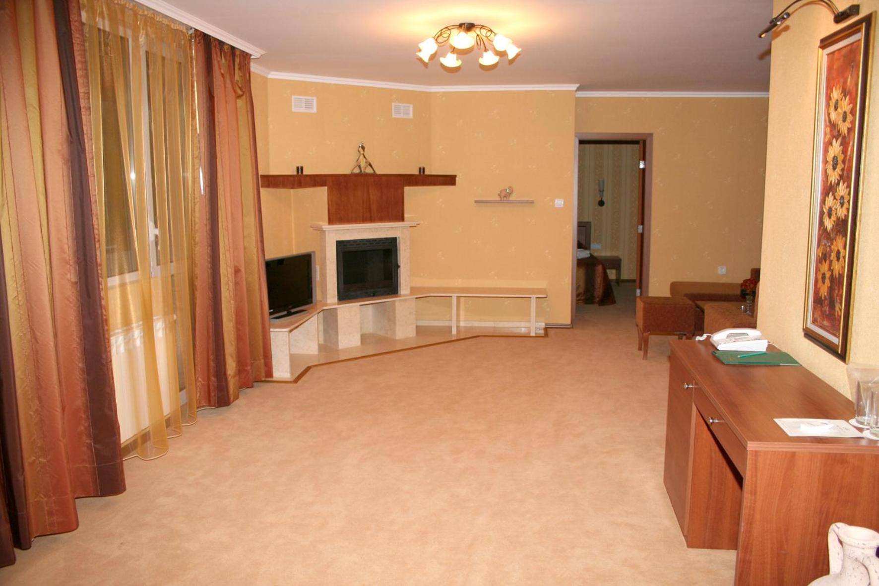 Two-Bedroom Suite with Balcony (3 Adults or 2 Adults and 2 Children) photo 2