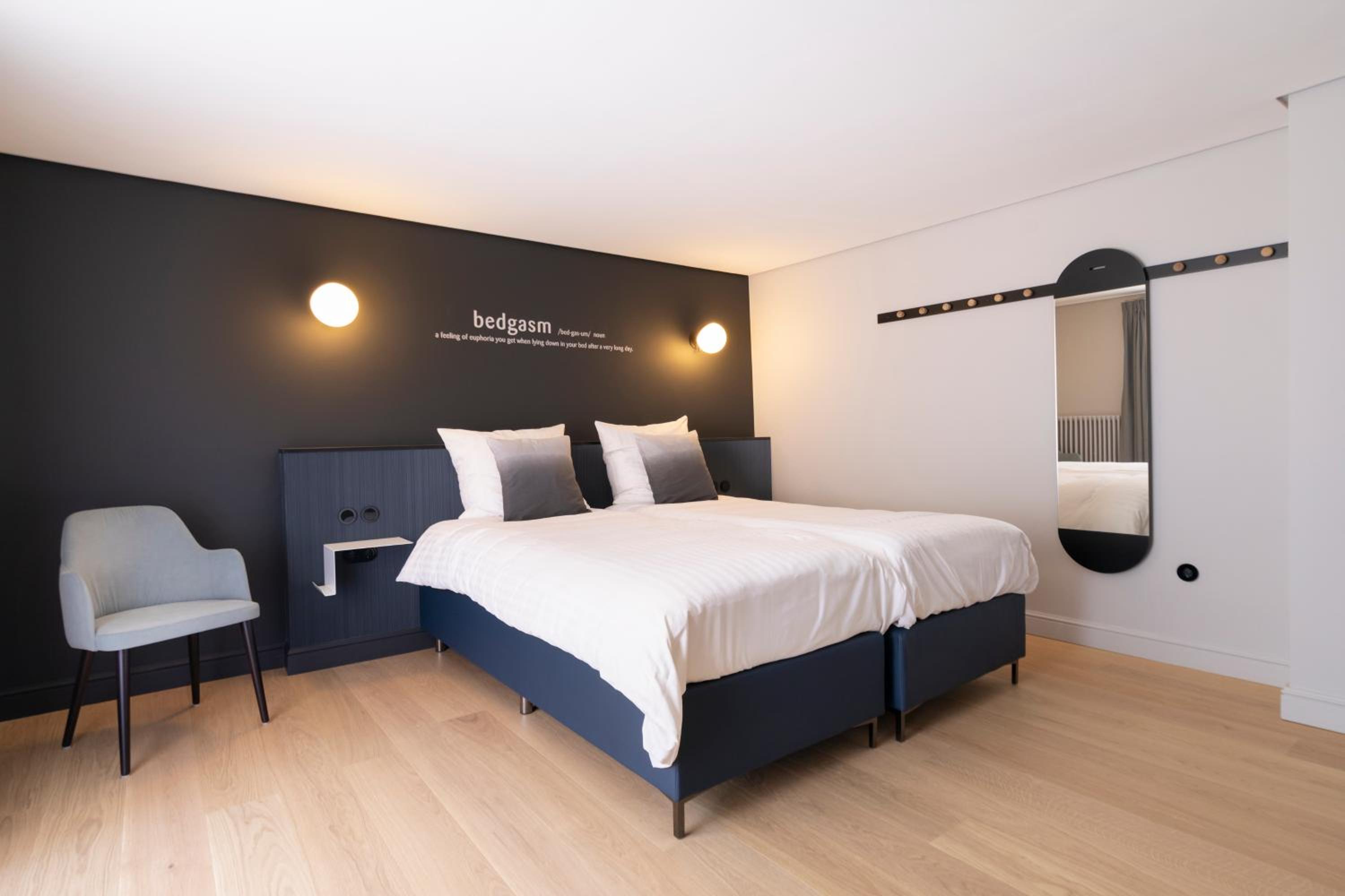 Suite - Photo 1