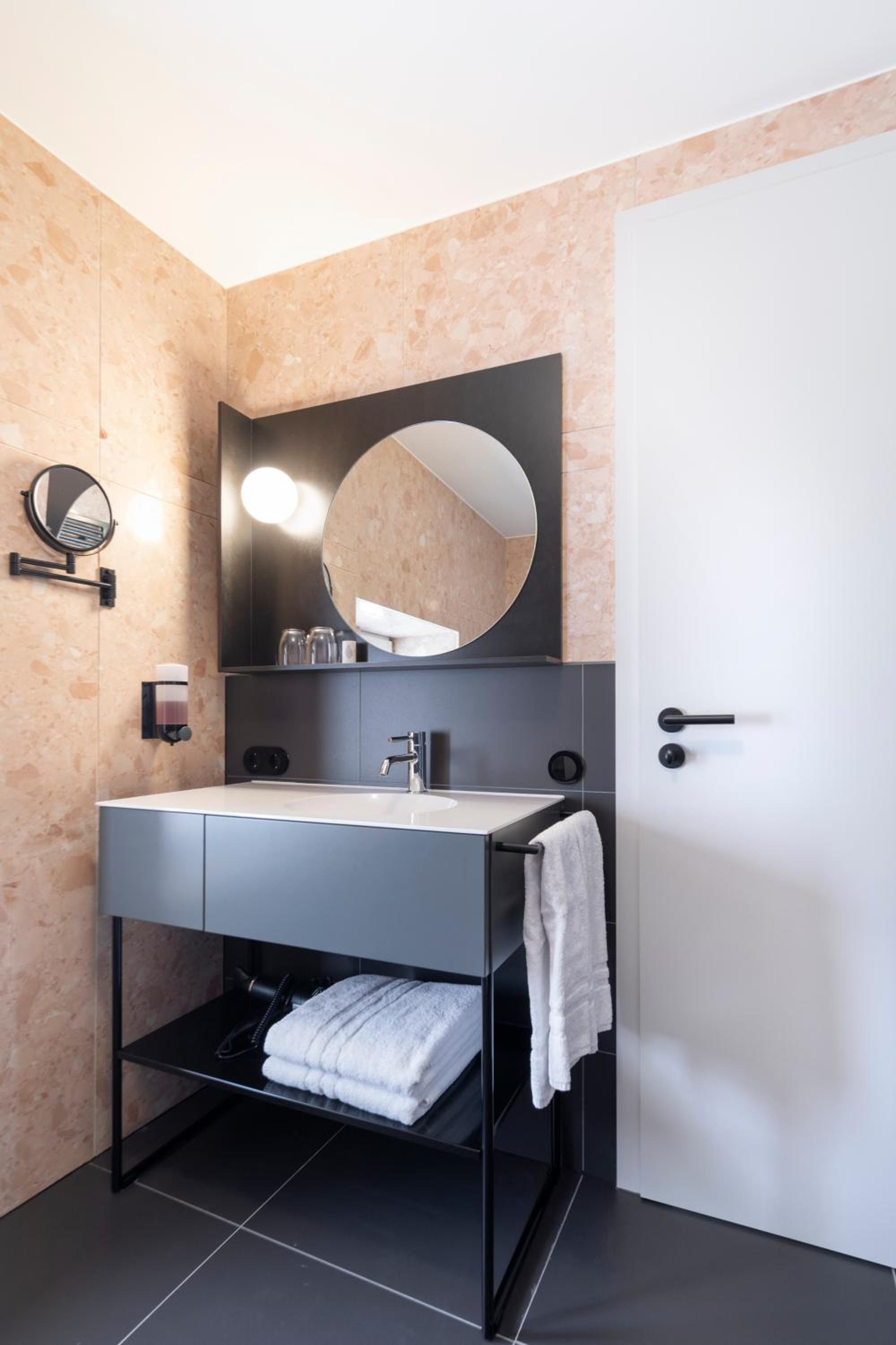 Suite - Photo 9