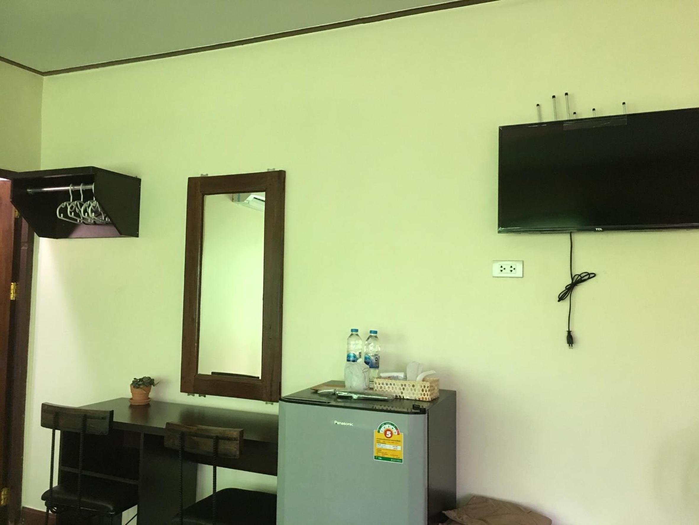 Economy Twin Room - Photo 9