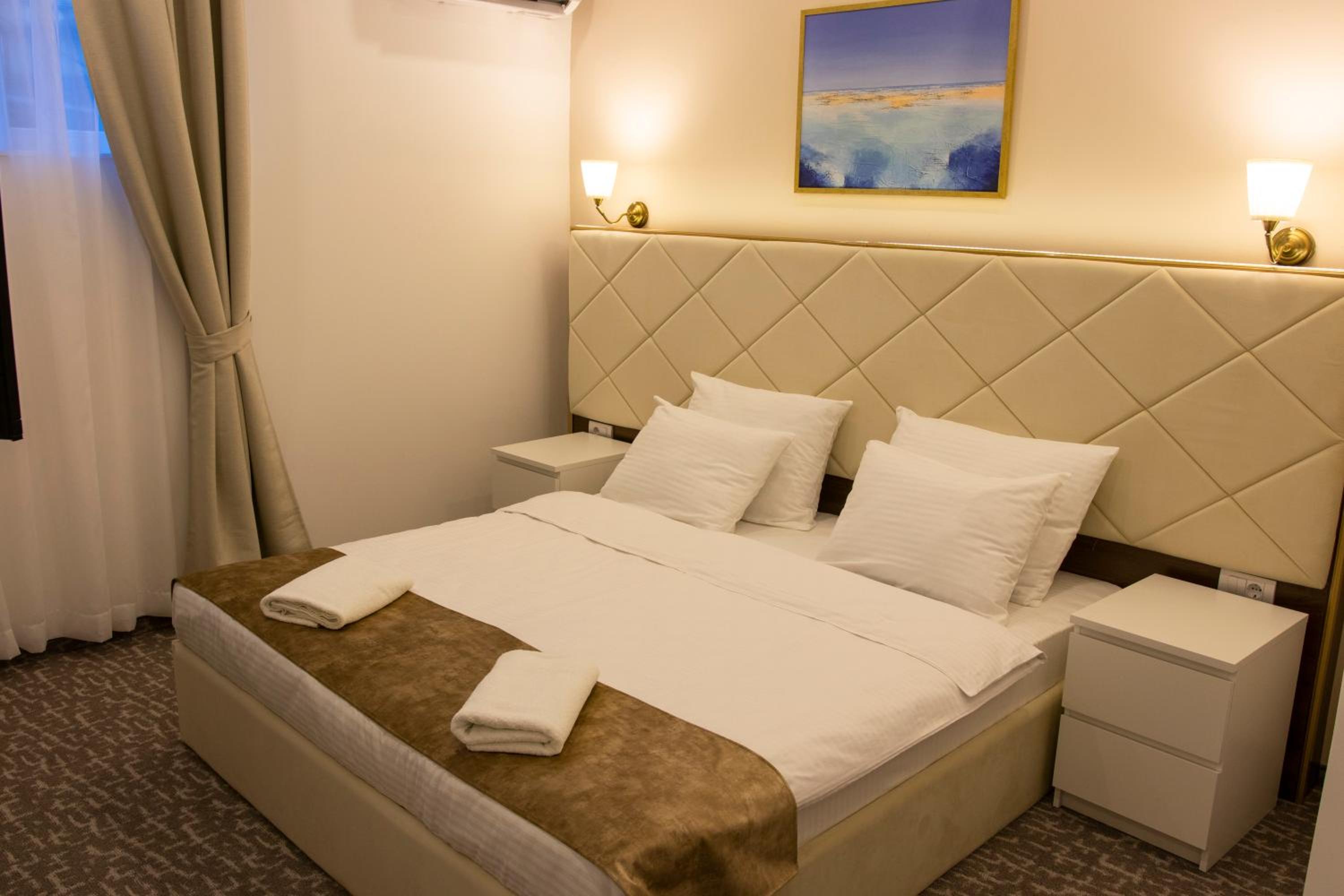 Standard Double or Twin Room - Photo 22