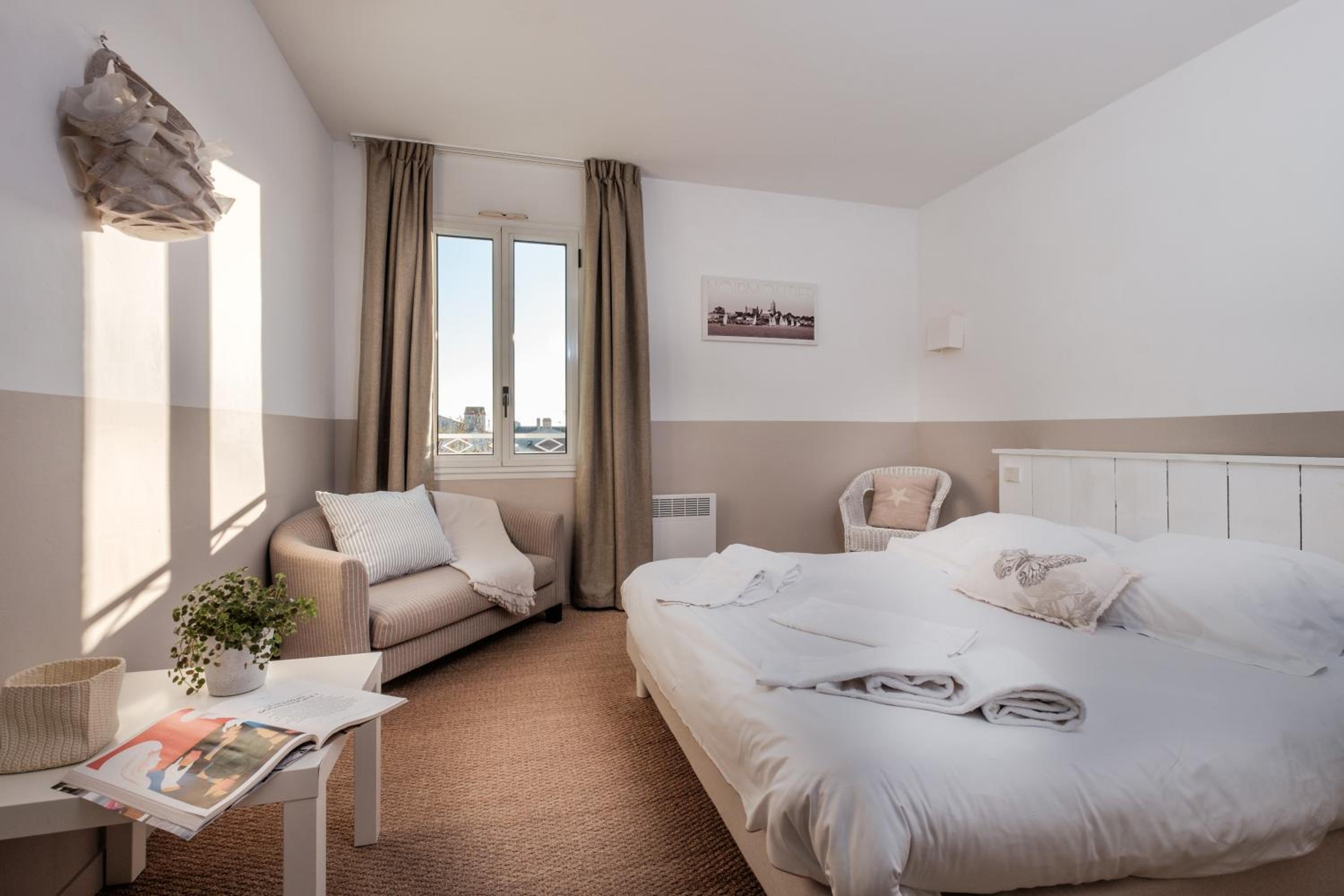 Superior Double Room with Pool View