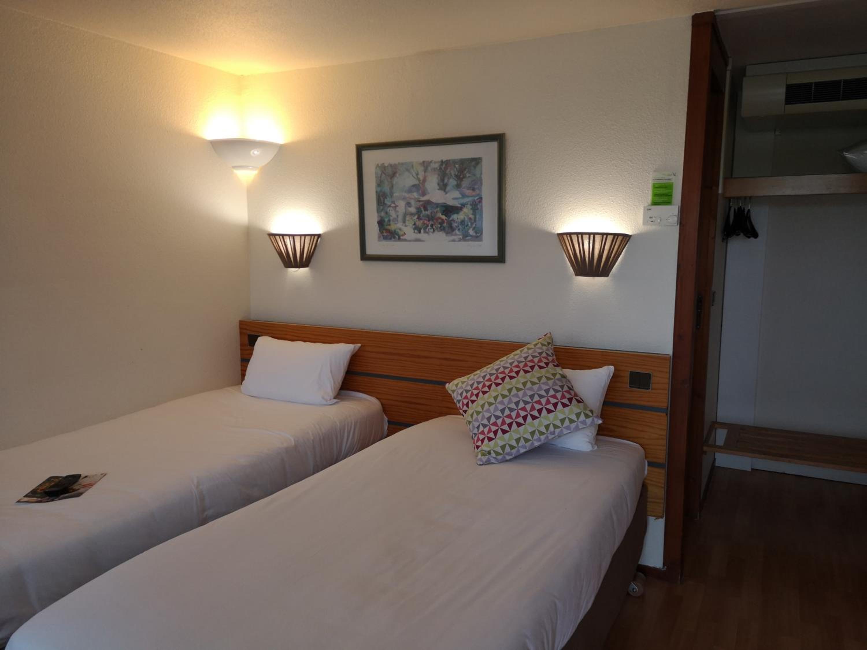 Standard Twin Room - Photo 4
