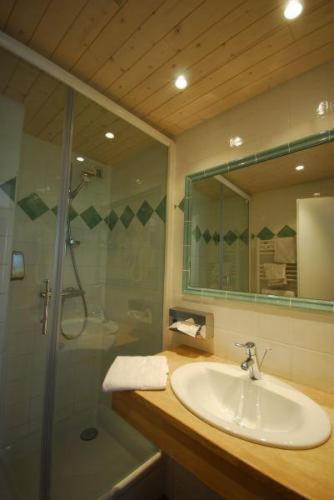 Standard Twin Room - Photo 3