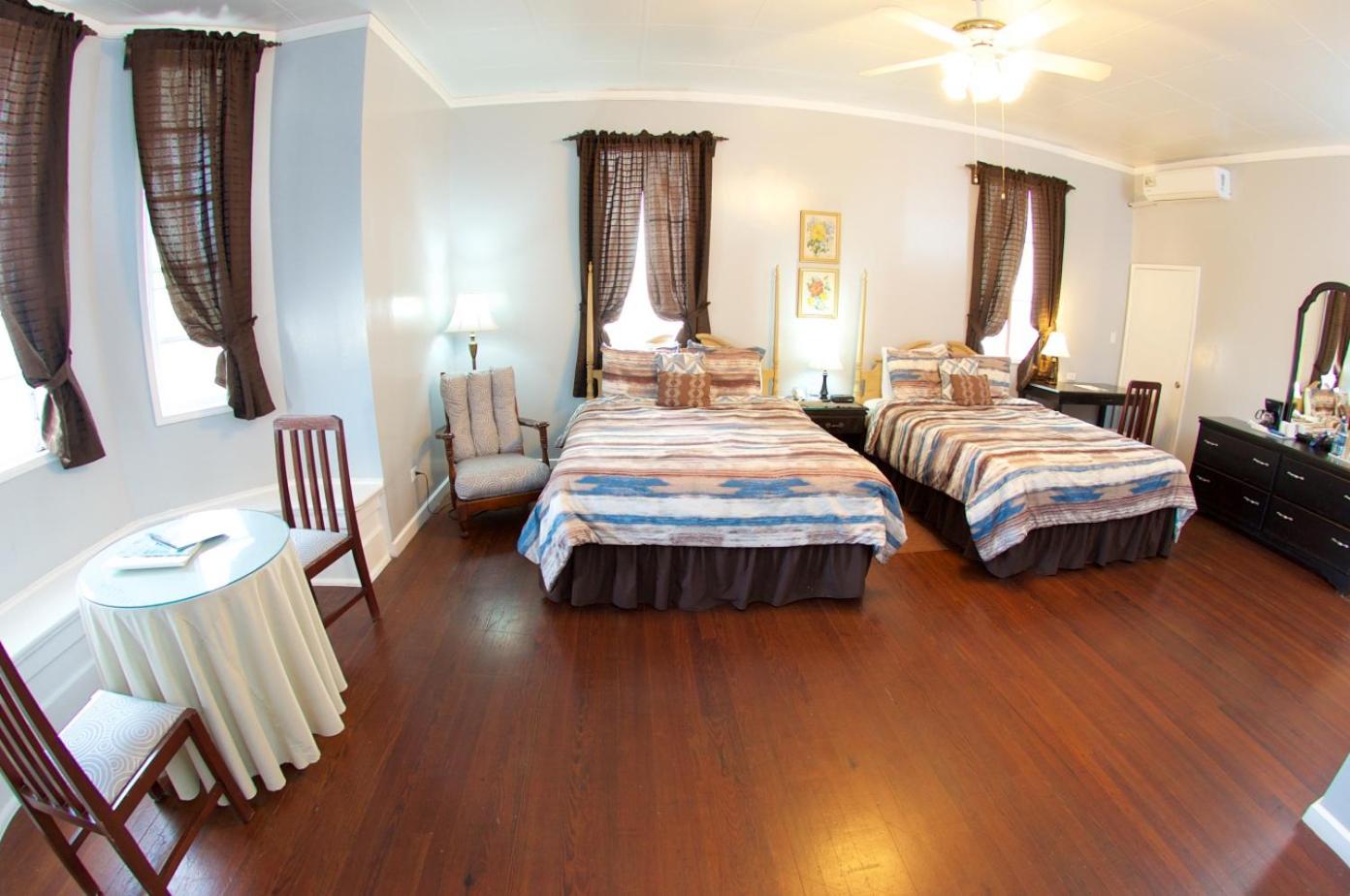 Deluxe Colonial Queen Room - 2 Queen Beds (Lobby Entrance)